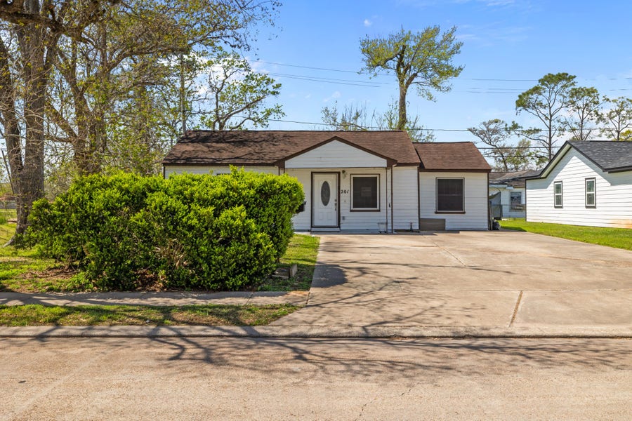 Property photo for 201 Huisache Street, Lake Jackson, TX