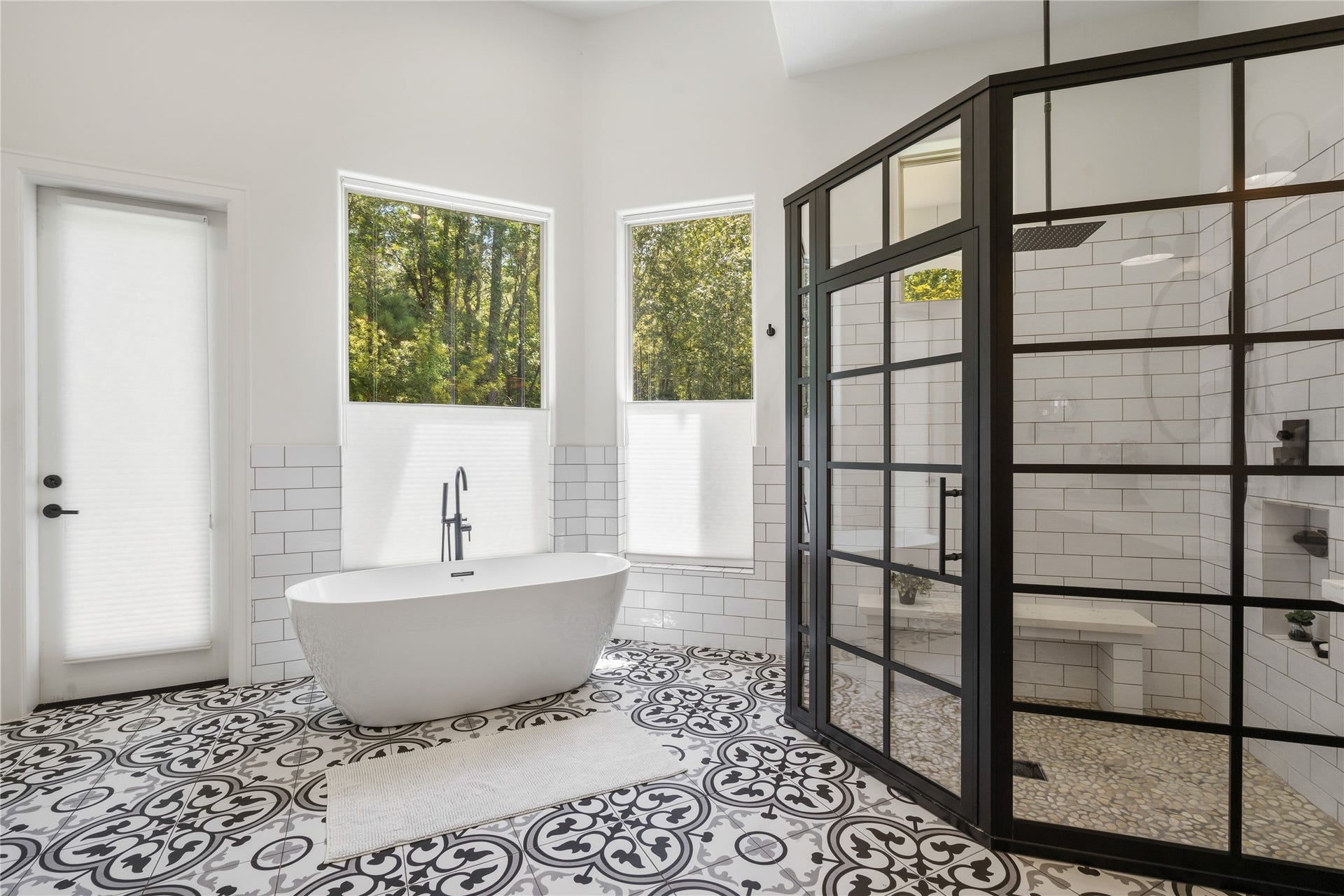 19 W Palmer Point, The Woodlands, TX 77381 Her Primary Bathroom