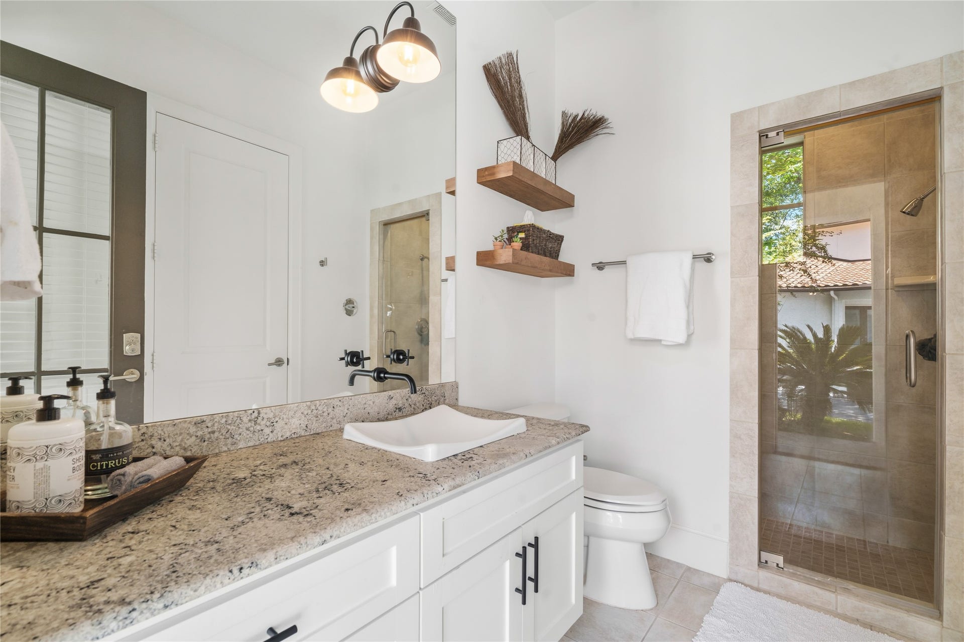 19 W Palmer Point, The Woodlands, TX 77381 "Casita Bathroom"