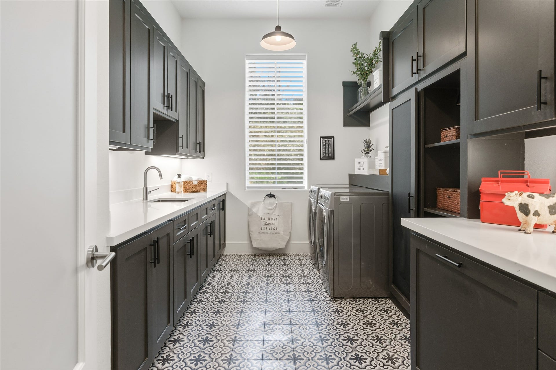 19 W Palmer Point, The Woodlands, TX 77381 Laundry Room