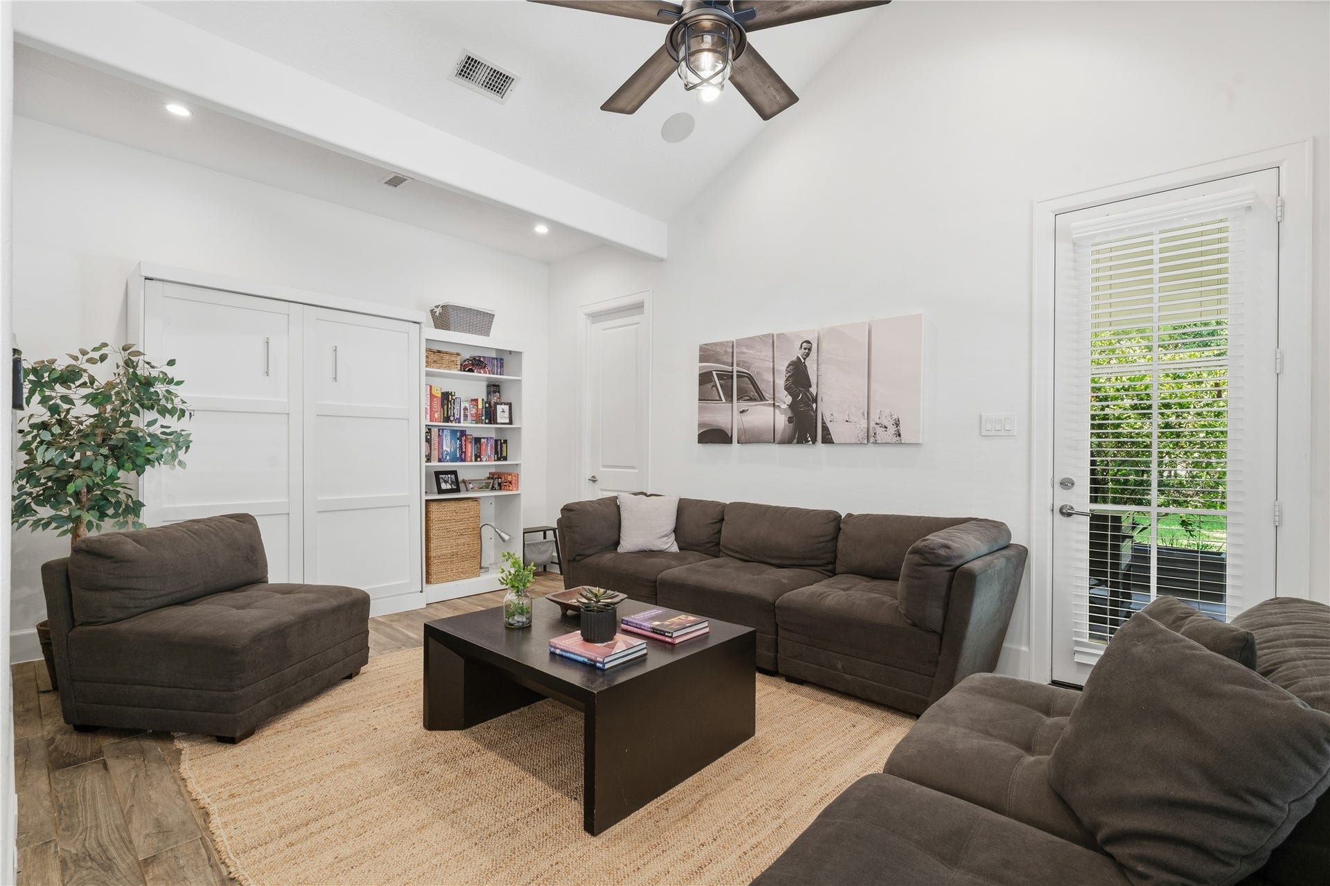 19 W Palmer Point, The Woodlands, TX 77381 "Casita Living Room"