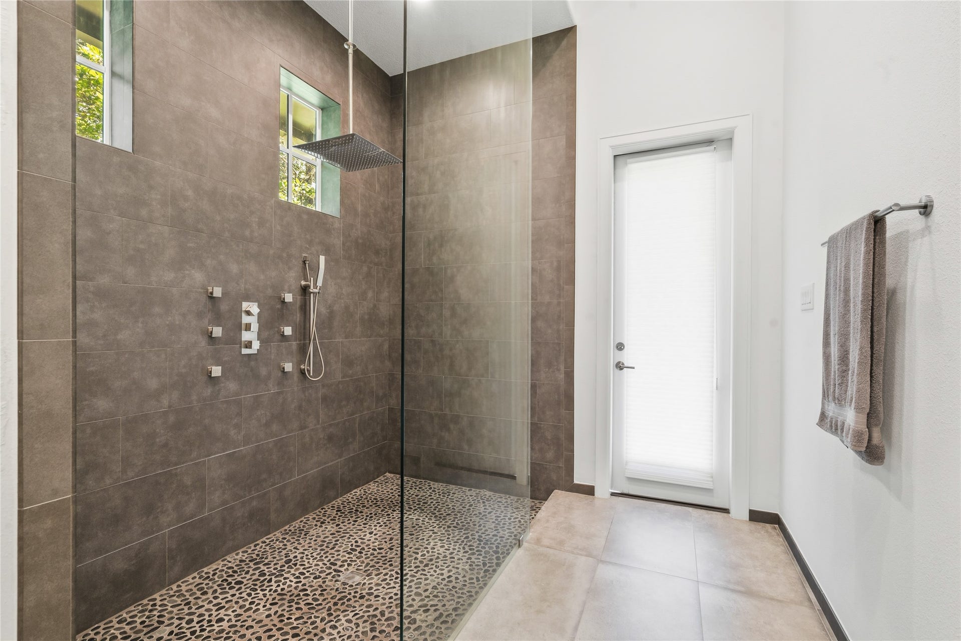 19 W Palmer Point, The Woodlands, TX 77381 His Primary Bathroom