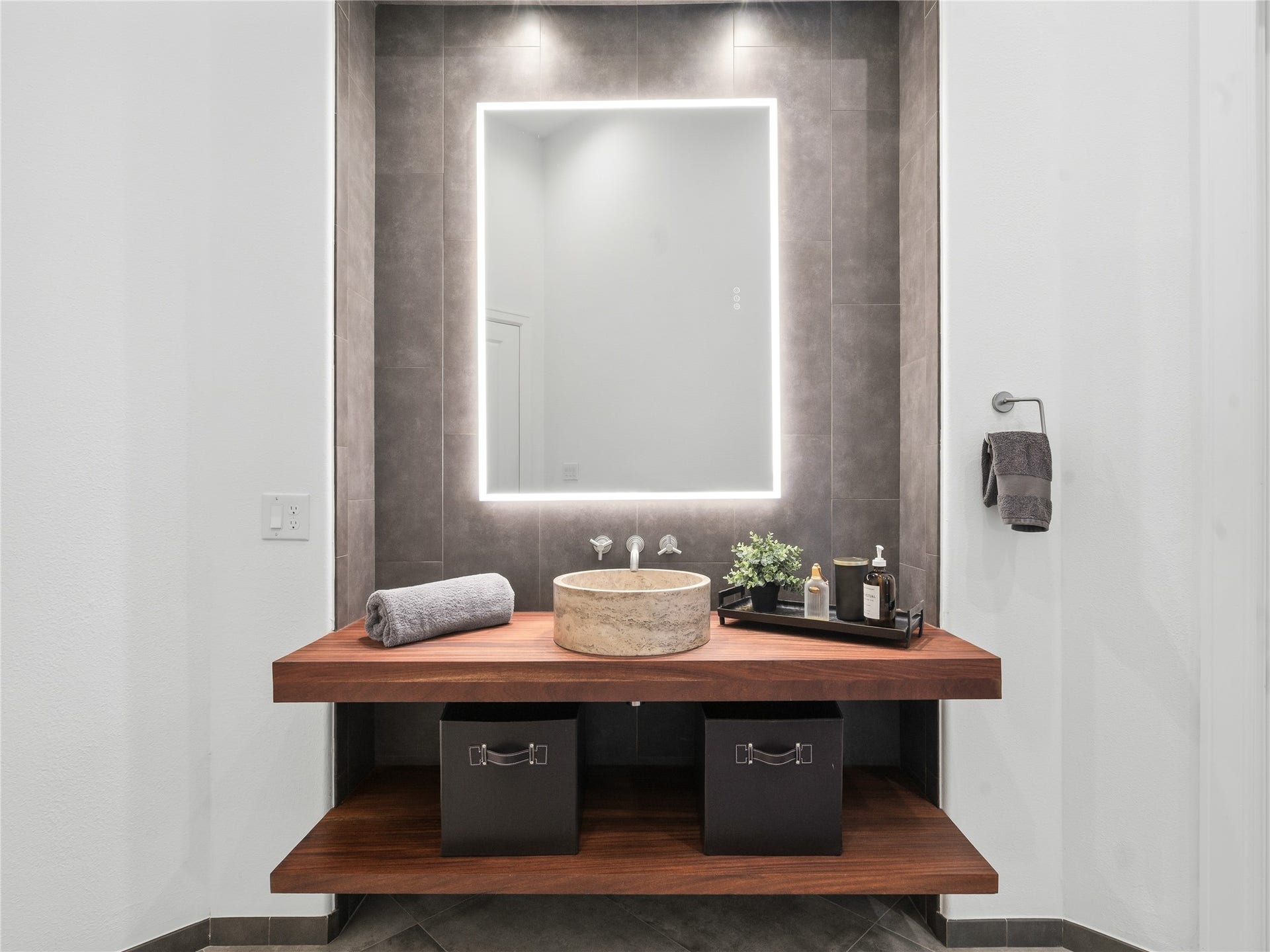 19 W Palmer Point, The Woodlands, TX 77381 Powder Room