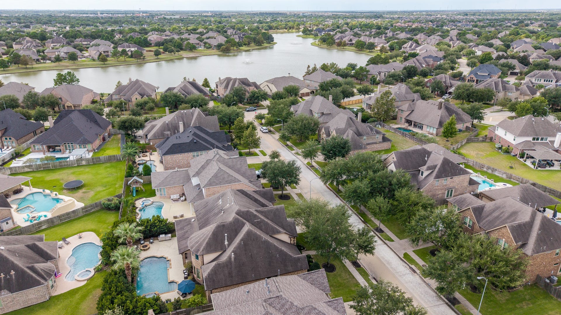 The home's prime location in the heart of Fairfield is just a short stroll the lakes, dog park, splash pad and Swenke Elementary School!