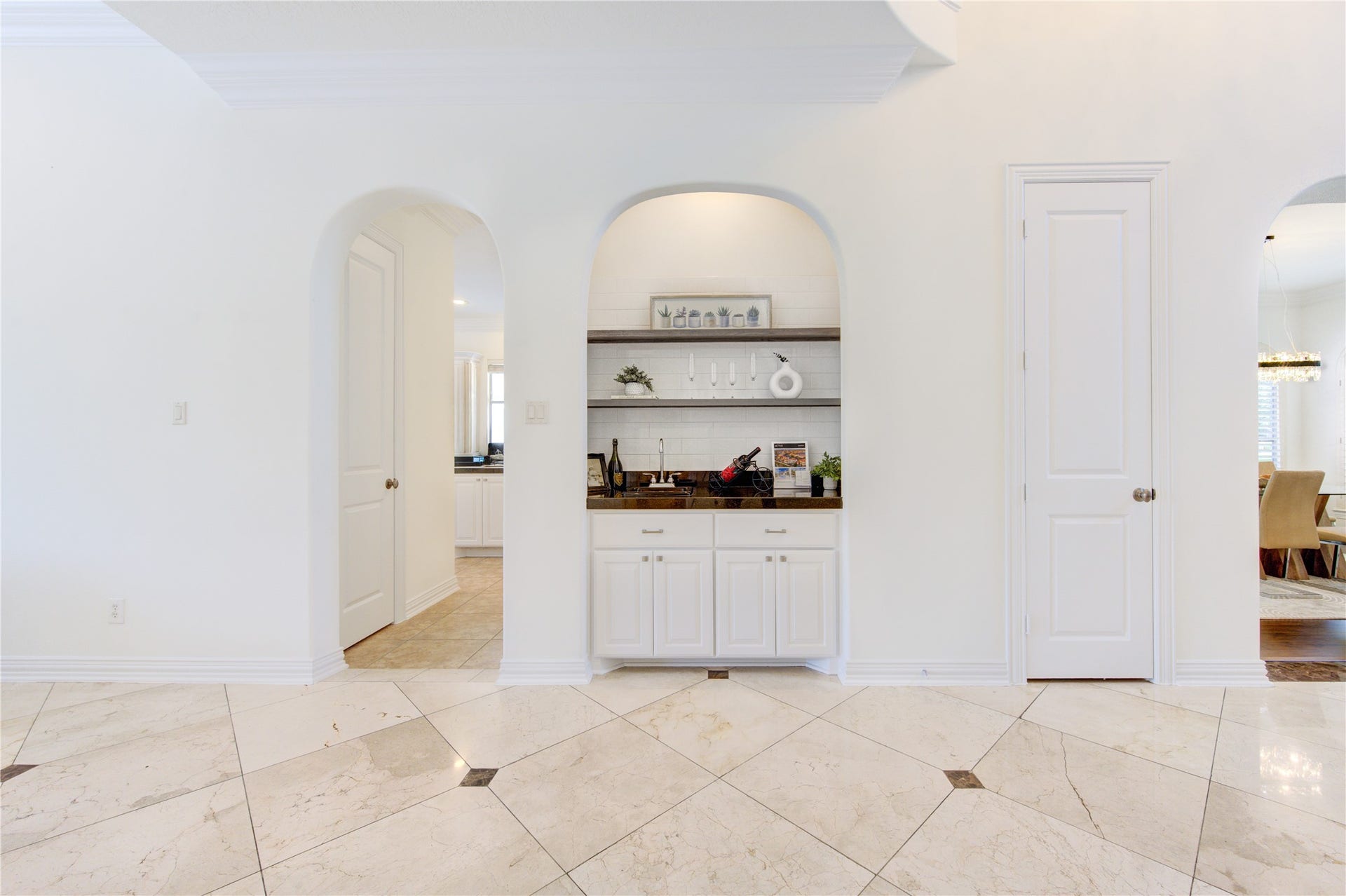 14014 Hampton Cove Drive, Houston, TX 77077 Wet bar and coat closet area