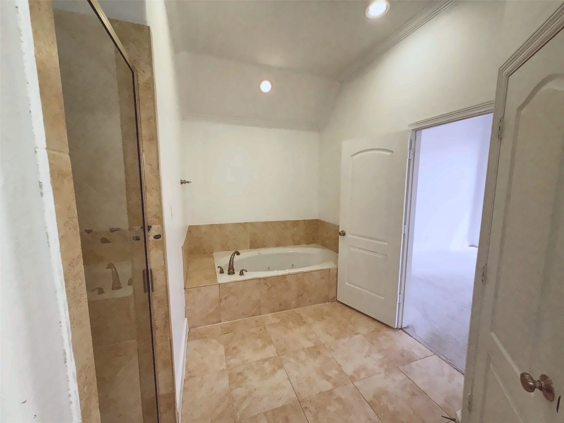 2118 Holman Street, Houston, TX 77004 Primary bathroom with large jetted tub.