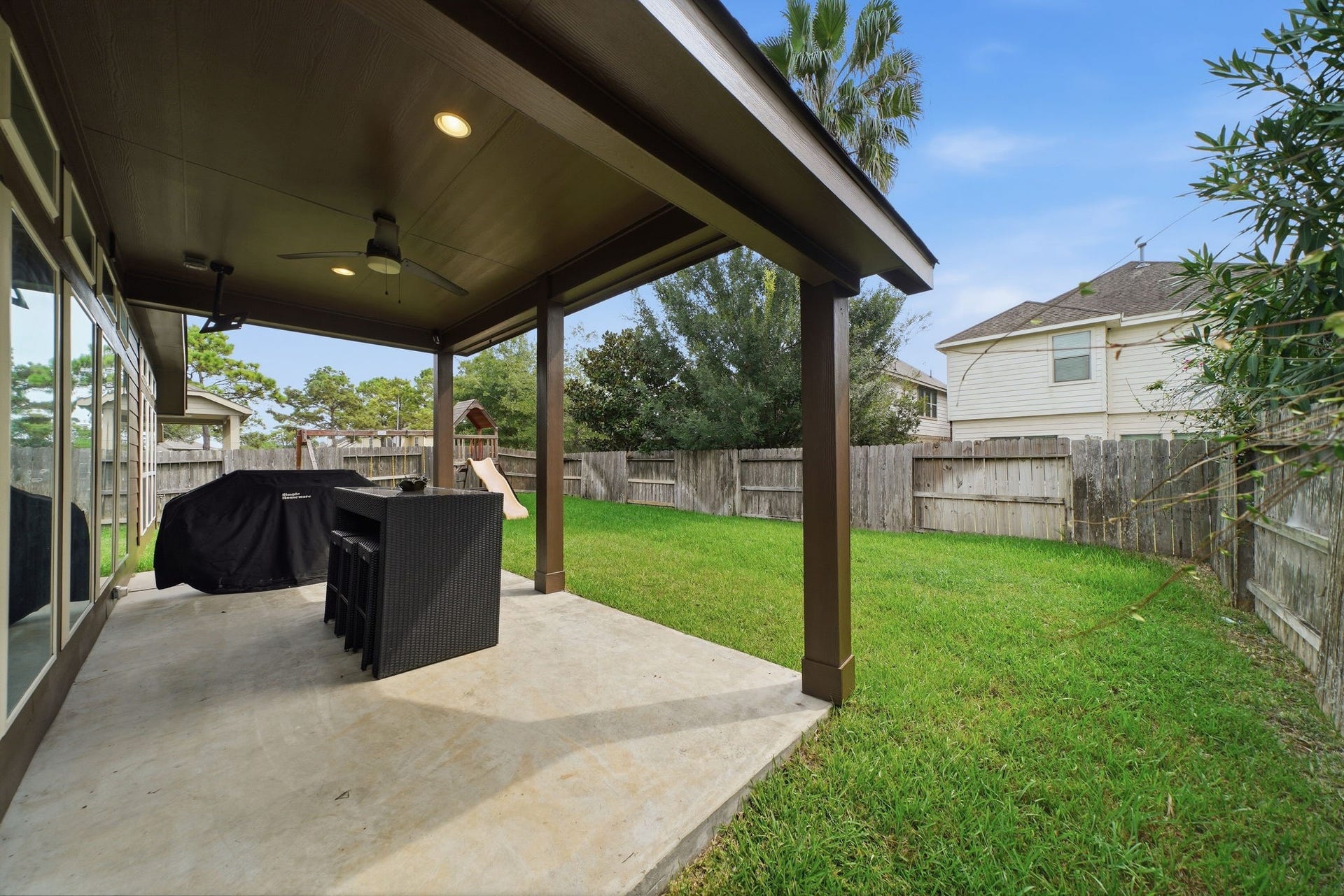2903 Thornridge Bend Court, Pearland, TX 77584 Large covered patio for entertaining and grilling