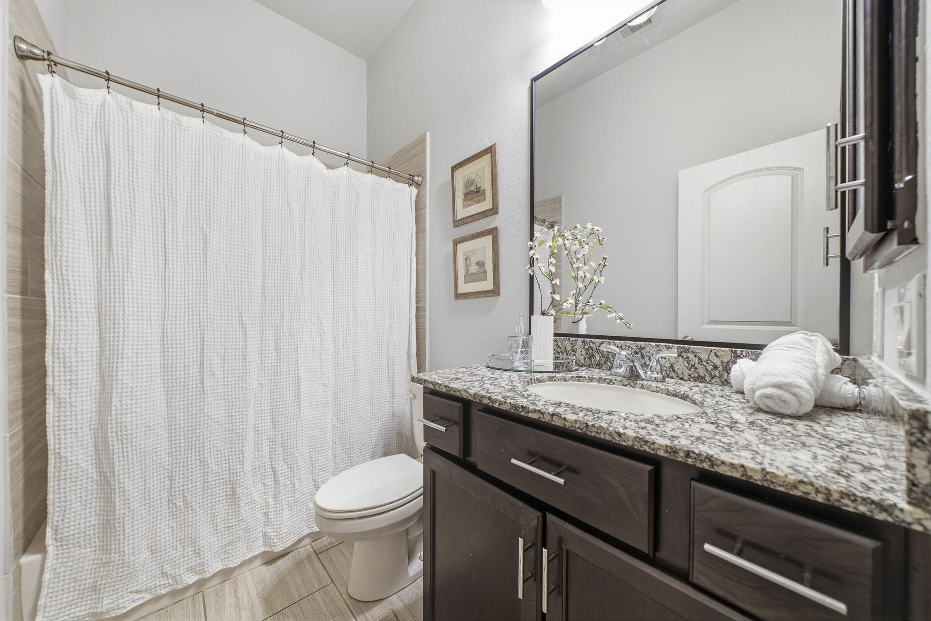 2903 Thornridge Bend Court, Pearland, TX 77584 Hall bath between Bedrooms #2 and #3
