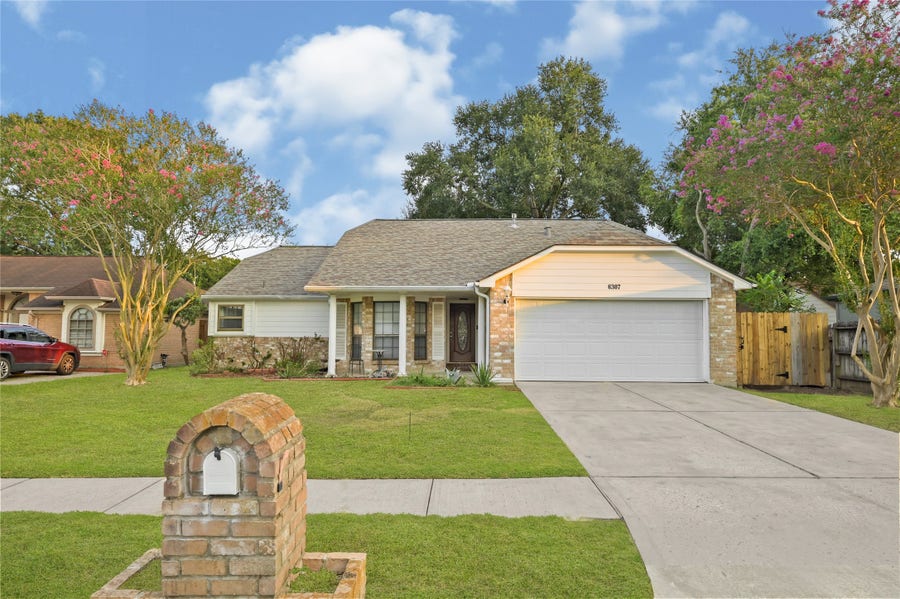 Property photo for 6307 Woodland Forest Drive, Houston, TX