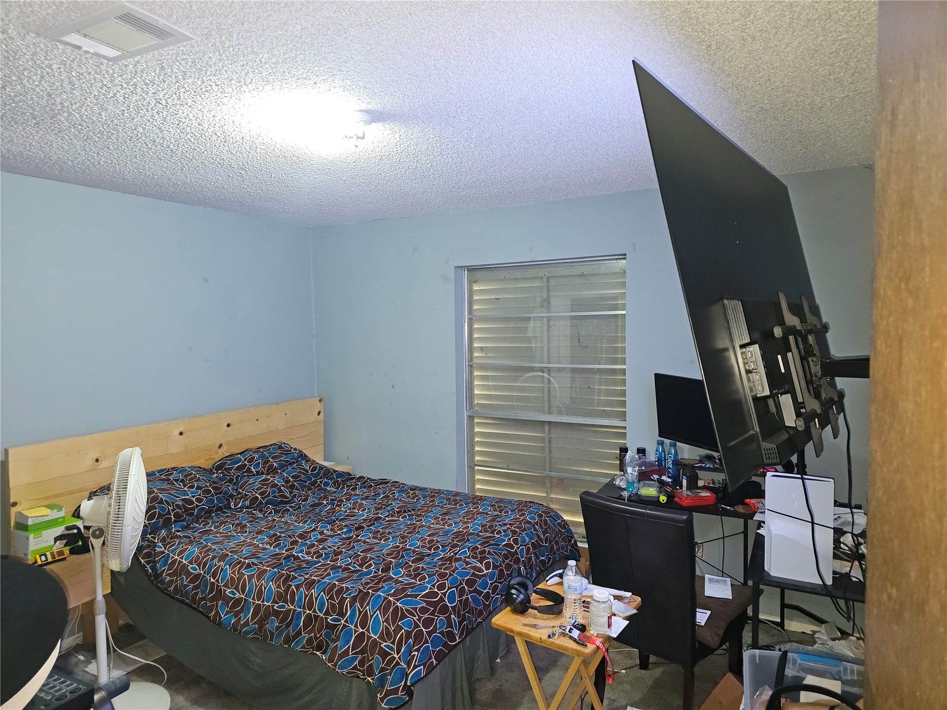 909 Lilac Street, La Marque, TX 77568 Comfortable secondary bedroom with soft carpeting, neutral finishes, and a spacious layout.