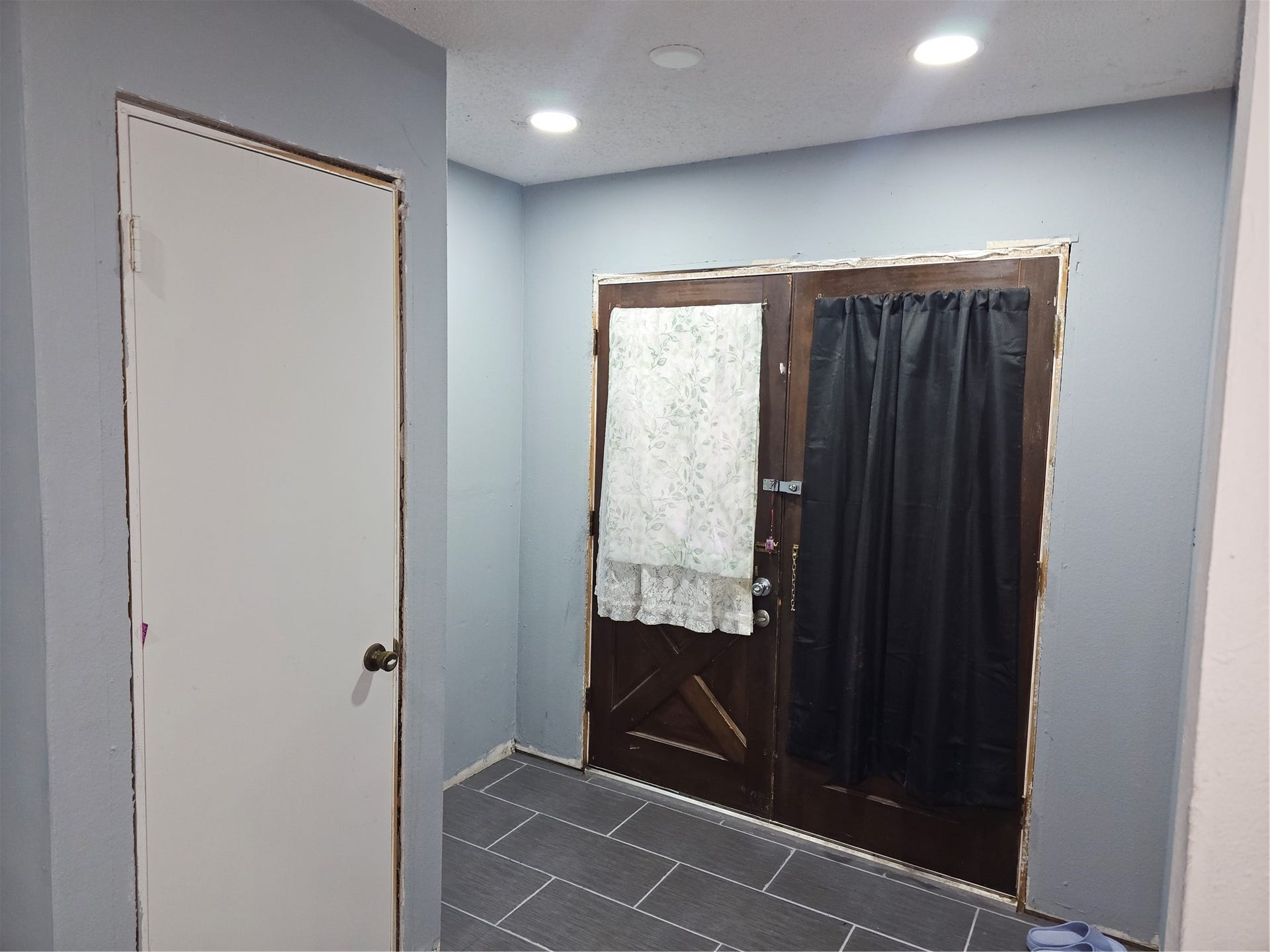 909 Lilac Street, La Marque, TX 77568 Inviting foyer with updated tile flooring offers a functional and welcoming entrance to the home.
