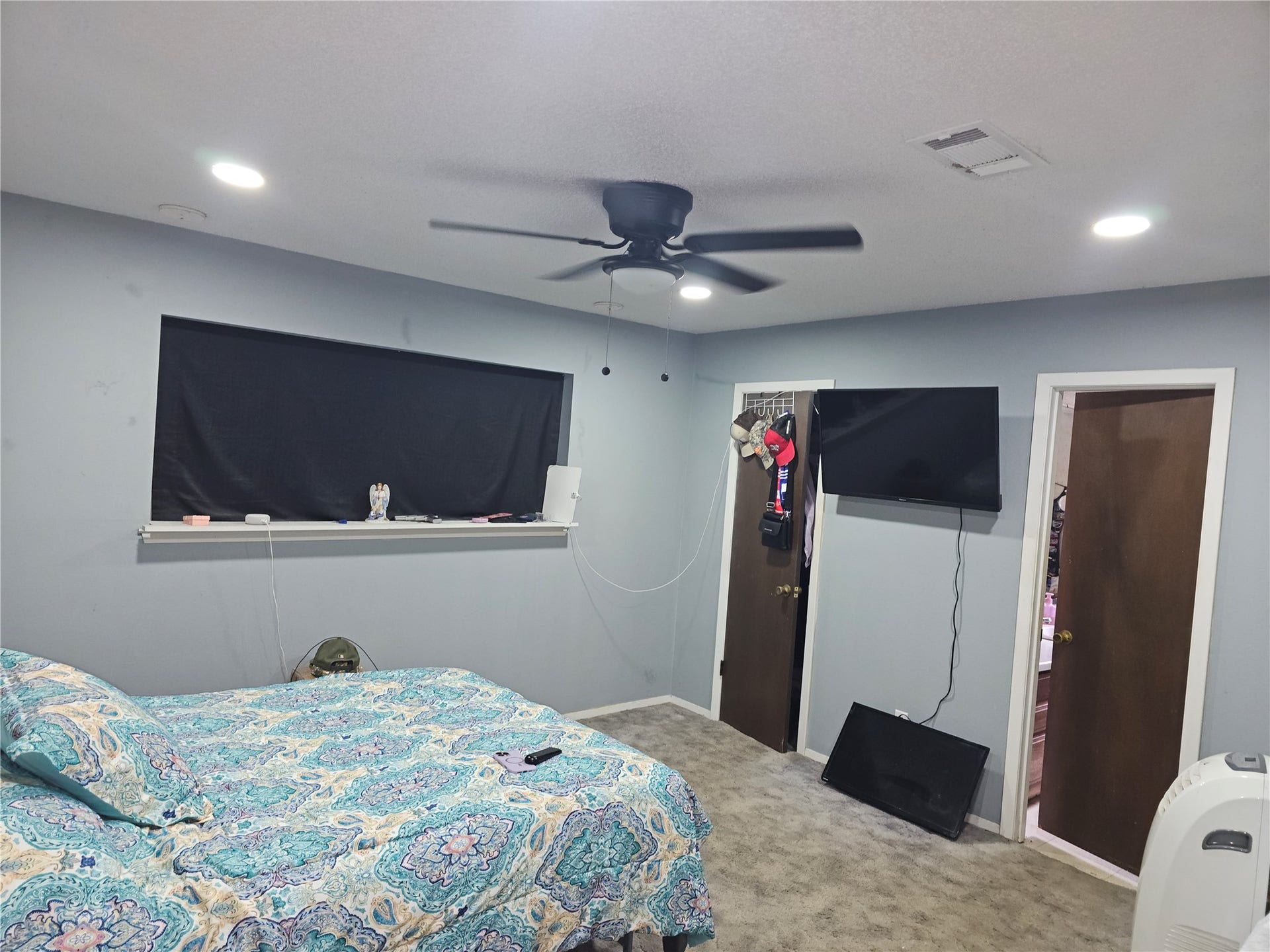 909 Lilac Street, La Marque, TX 77568 Large primary bedroom features soft carpeting, recessed lighting, ceiling fan, and an ensuite.