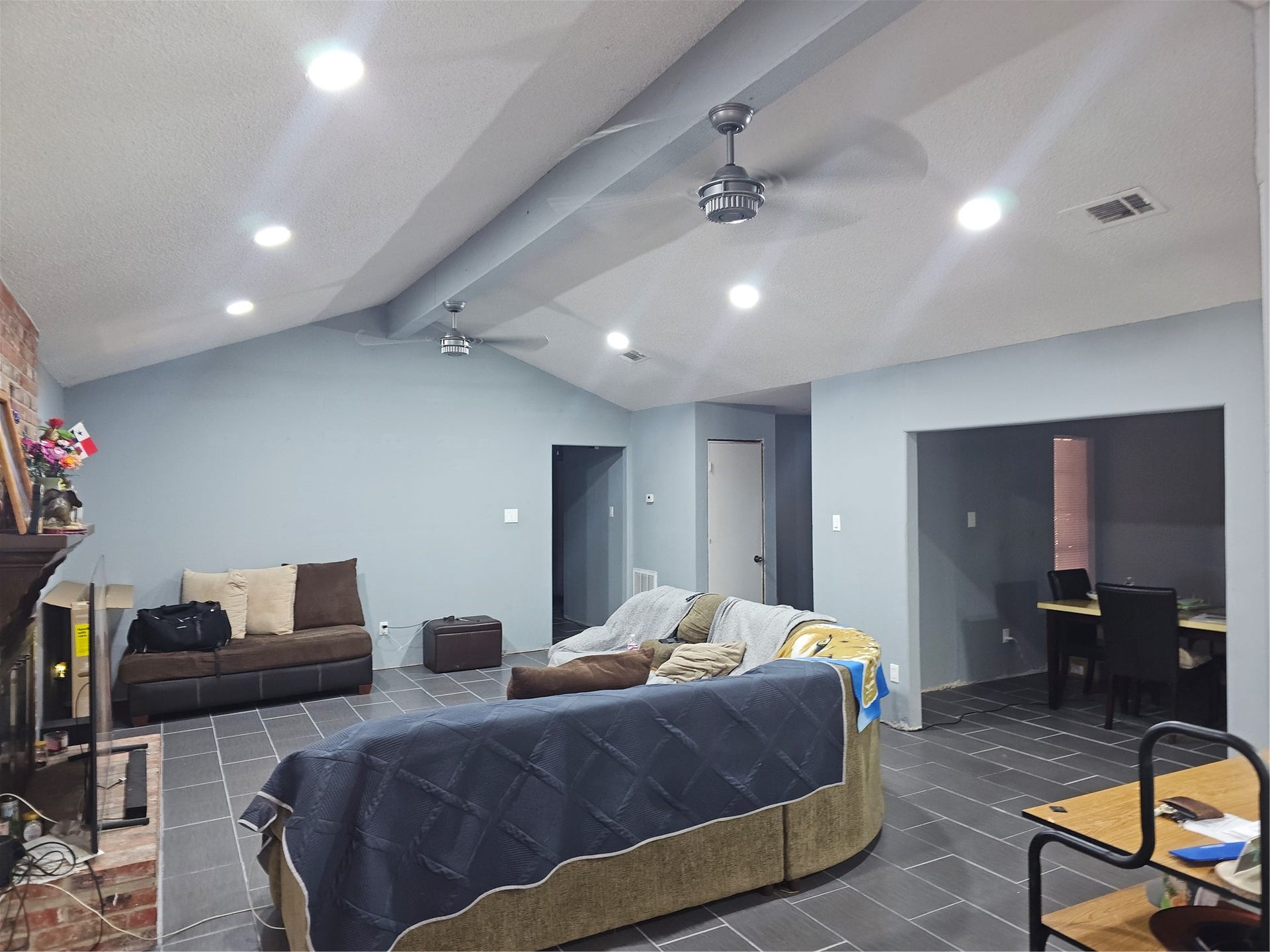 909 Lilac Street, La Marque, TX 77568 Spacious living room features vaulted ceilings, recessed lighting, ceiling fans, and durable tile flooring.