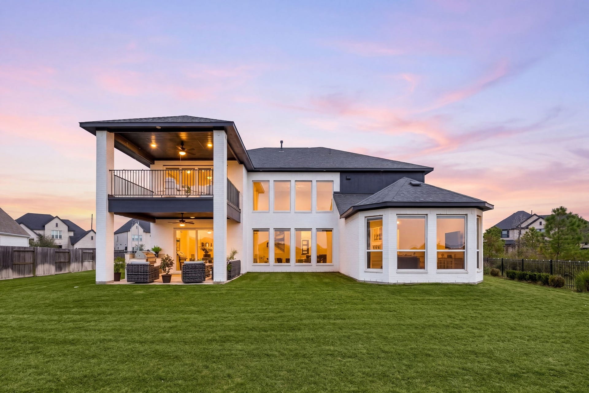3026 Emerald Field Lane, Fulshear, TX 77423 Where luxury meets tranquility. Enjoy breathtaking lake views, the warm glow of the fire pit, and an enchanting twilight ambiance in this elevated outdoor sanctuary.
