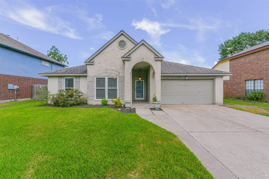 Property photo for 2002 Edinburg Avenue, League City, TX