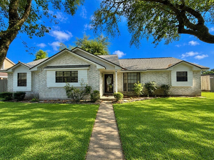 Property photo for 3 S Erik Drive, Angleton, TX