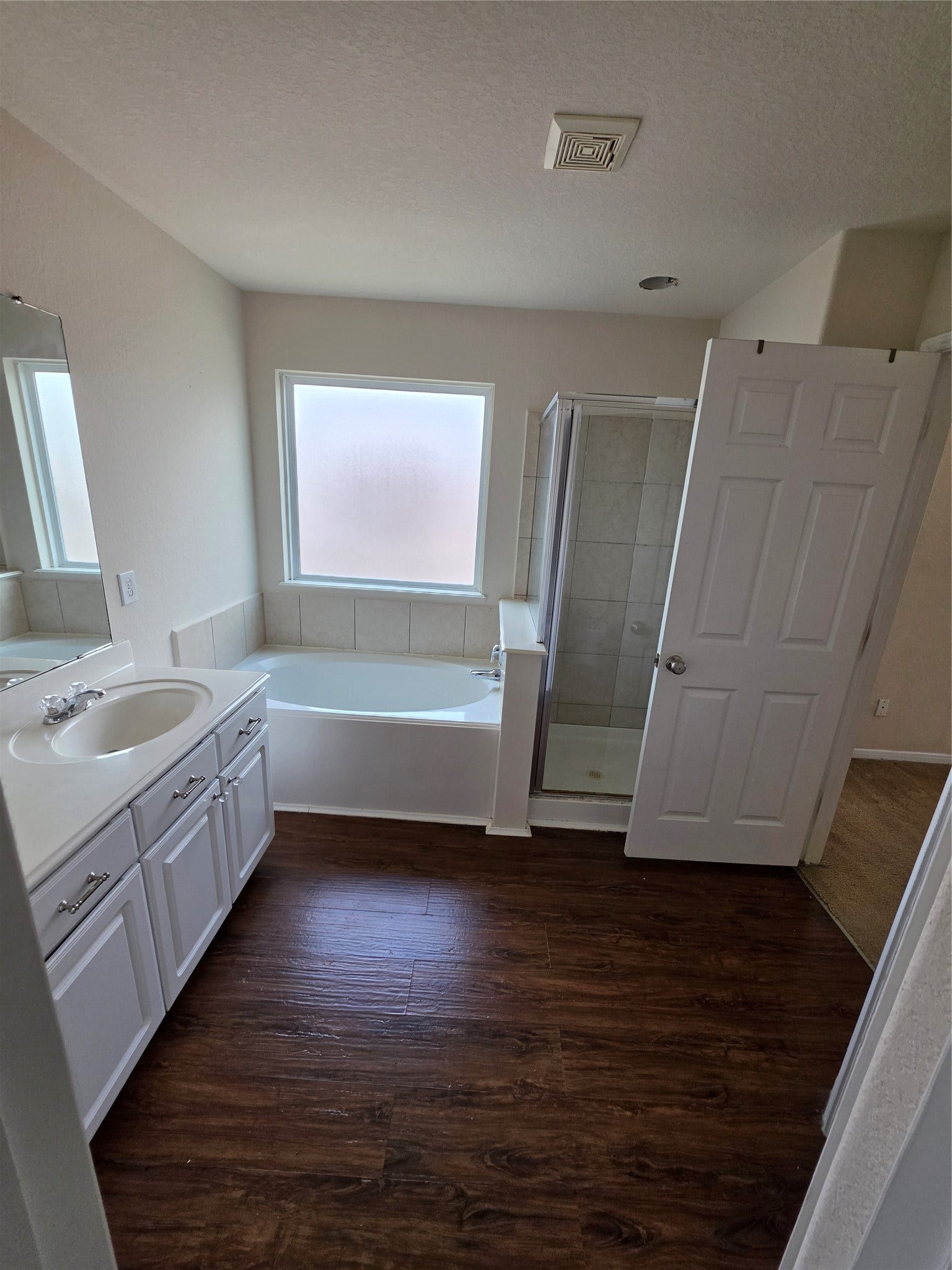11507 Baldwin Spruce Trail, Tomball, TX 77375 Primary bath with seperate tub and shower.