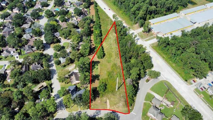 Property photo for 828 N Rivershire Drive, Conroe, TX