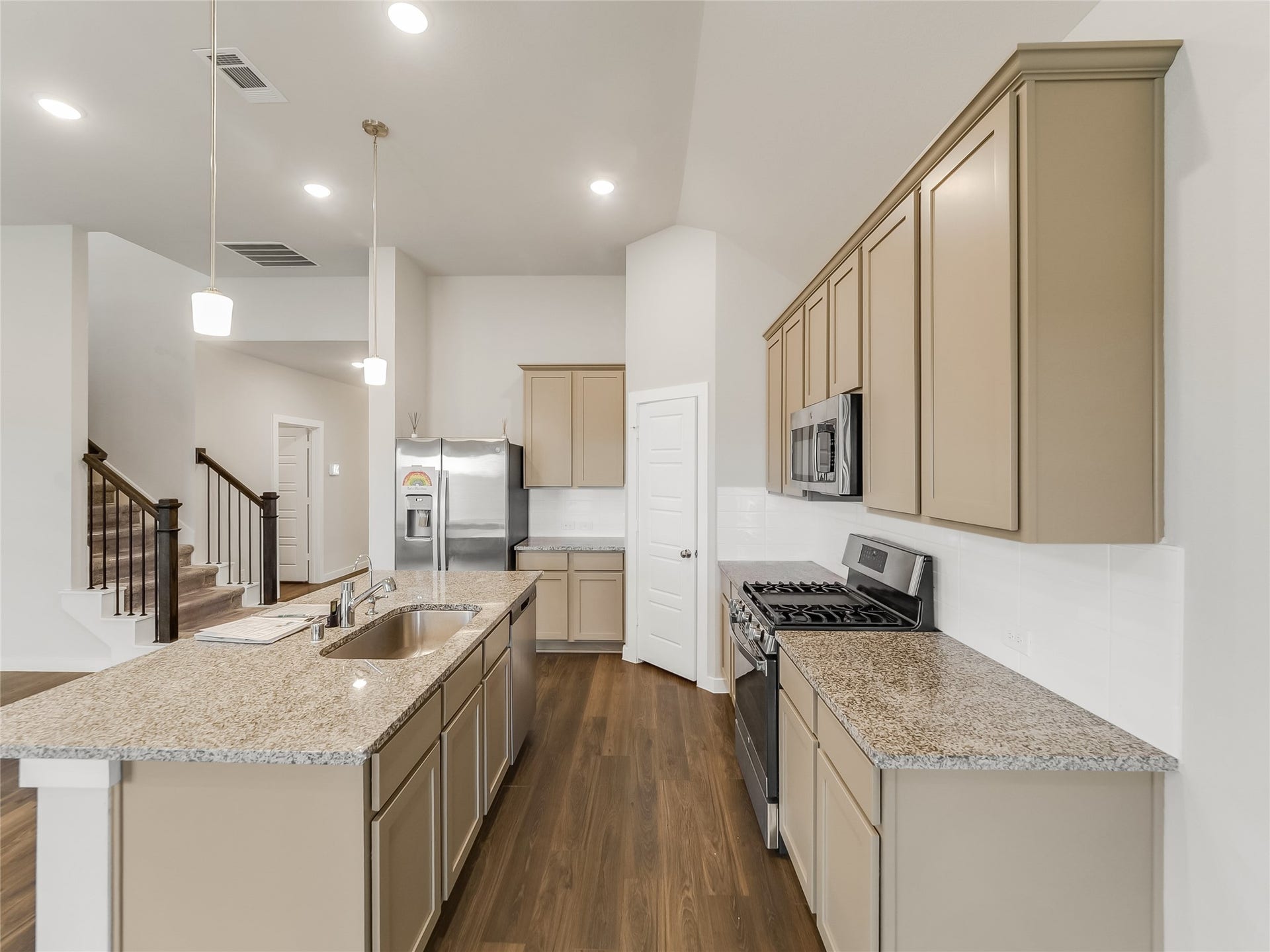 8634 Jetty Glen Drive, Cypress, TX 77493 Large Kitchen Island