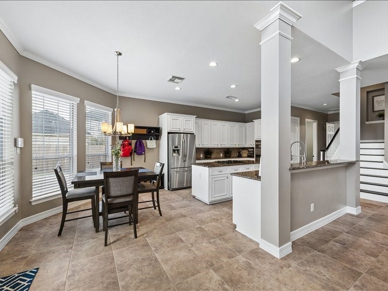 9007 Avebury Stone Circle, Missouri City, TX 77459 Casual dining meets gourmet cooking in this bright breakfast area just off the kitchen, featuring large windows and a pendant-lit dining spaceperfect for morning coffee and family meals. A nearby mudroom area offers a convenient spot for bags and shoes.