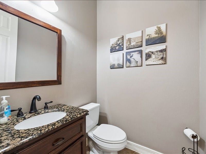 9007 Avebury Stone Circle, Missouri City, TX 77459 A powder room conveniently located on the main level.