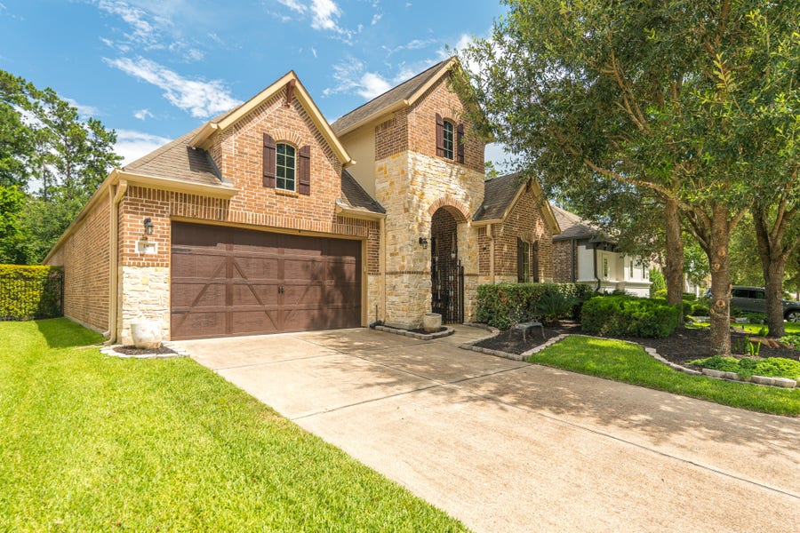 Property photo for 18 Sundown Ridge Place, The Woodlands, TX