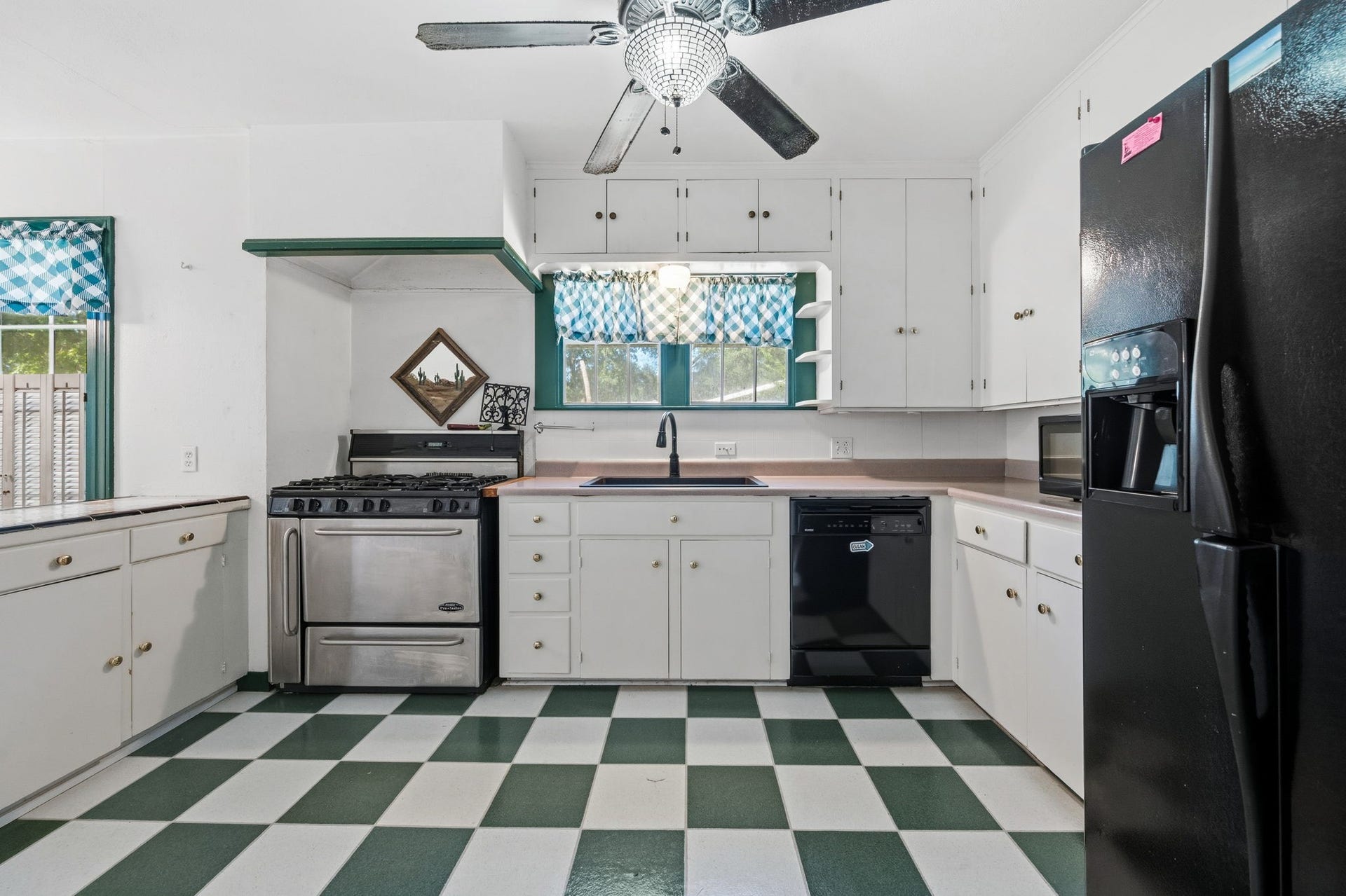 401 N Pruett Street, Baytown, TX 77520 401 N Pruett Street, Baytown, TX 77520