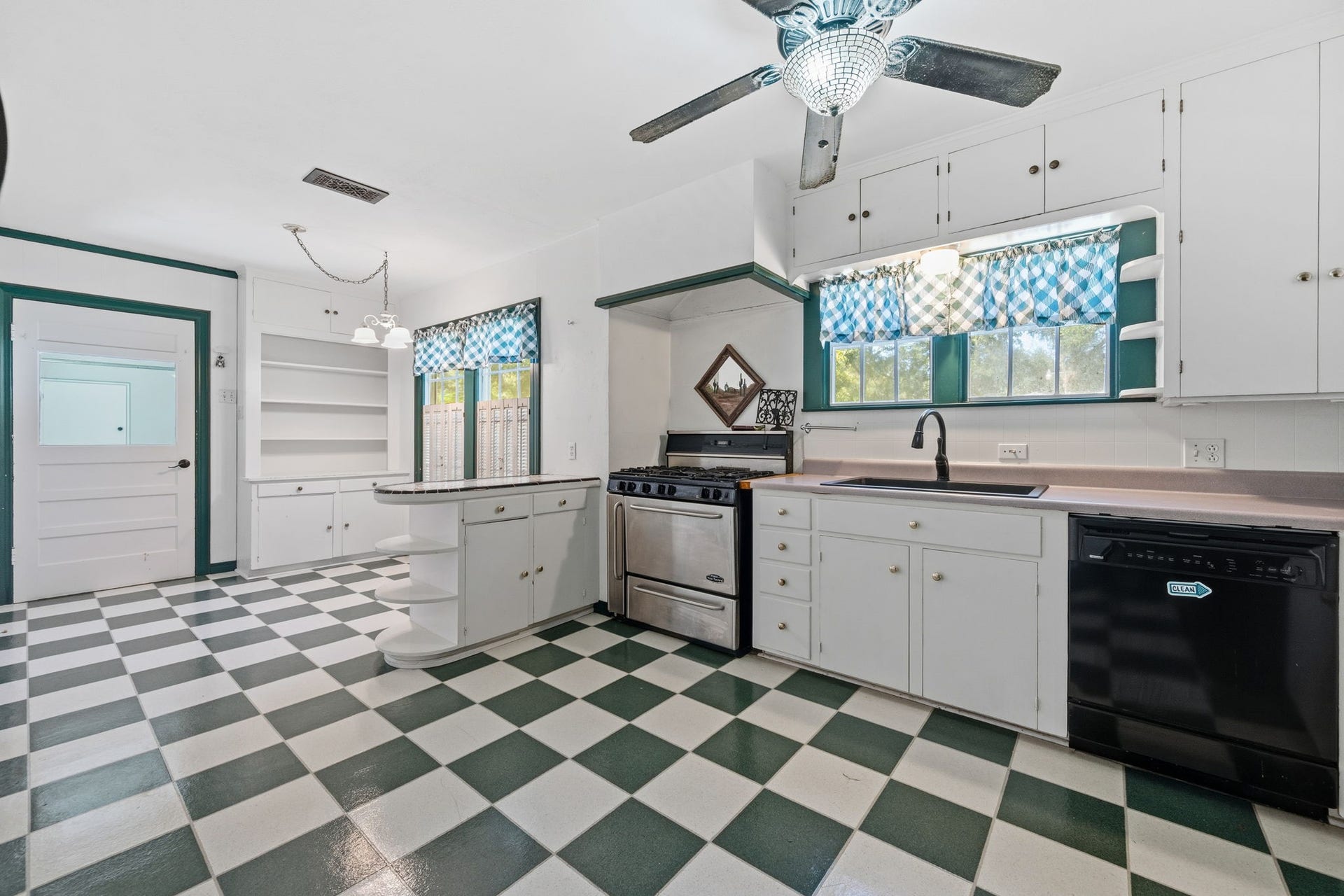 401 N Pruett Street, Baytown, TX 77520 401 N Pruett Street, Baytown, TX 77520