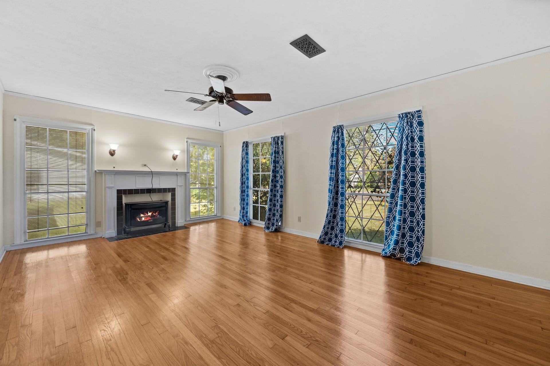 401 N Pruett Street, Baytown, TX 77520 401 N Pruett Street, Baytown, TX 77520