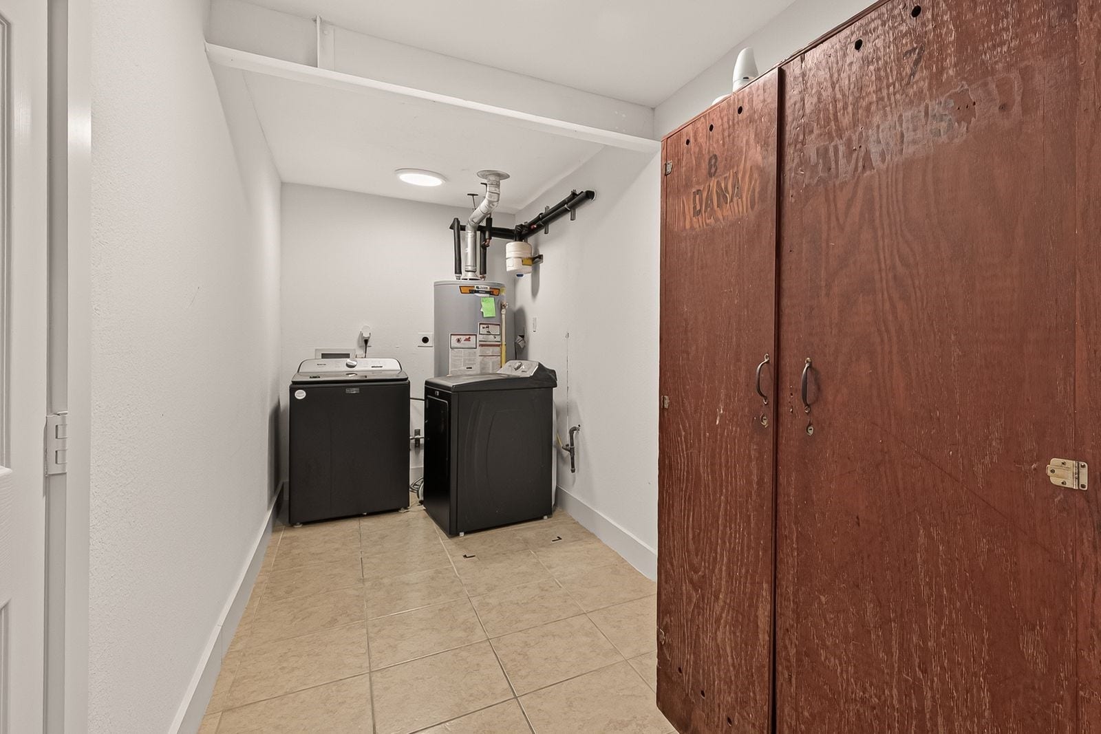 9538 Kerrwood Lane, Houston, TX 77080 An extra long laundry room with washer and dryer that convey with the home.