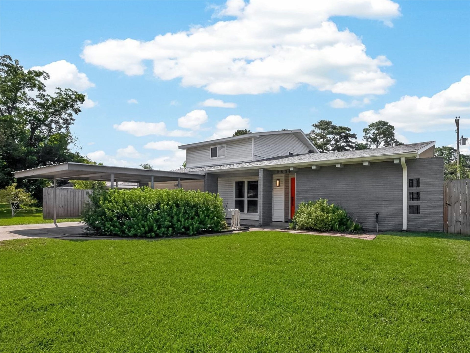 9538 Kerrwood Lane, Houston, TX 77080 Waiting inside are five bedrooms, two living areas, an updated kitchen and a split floor plan that gives everyone a space to call their own.