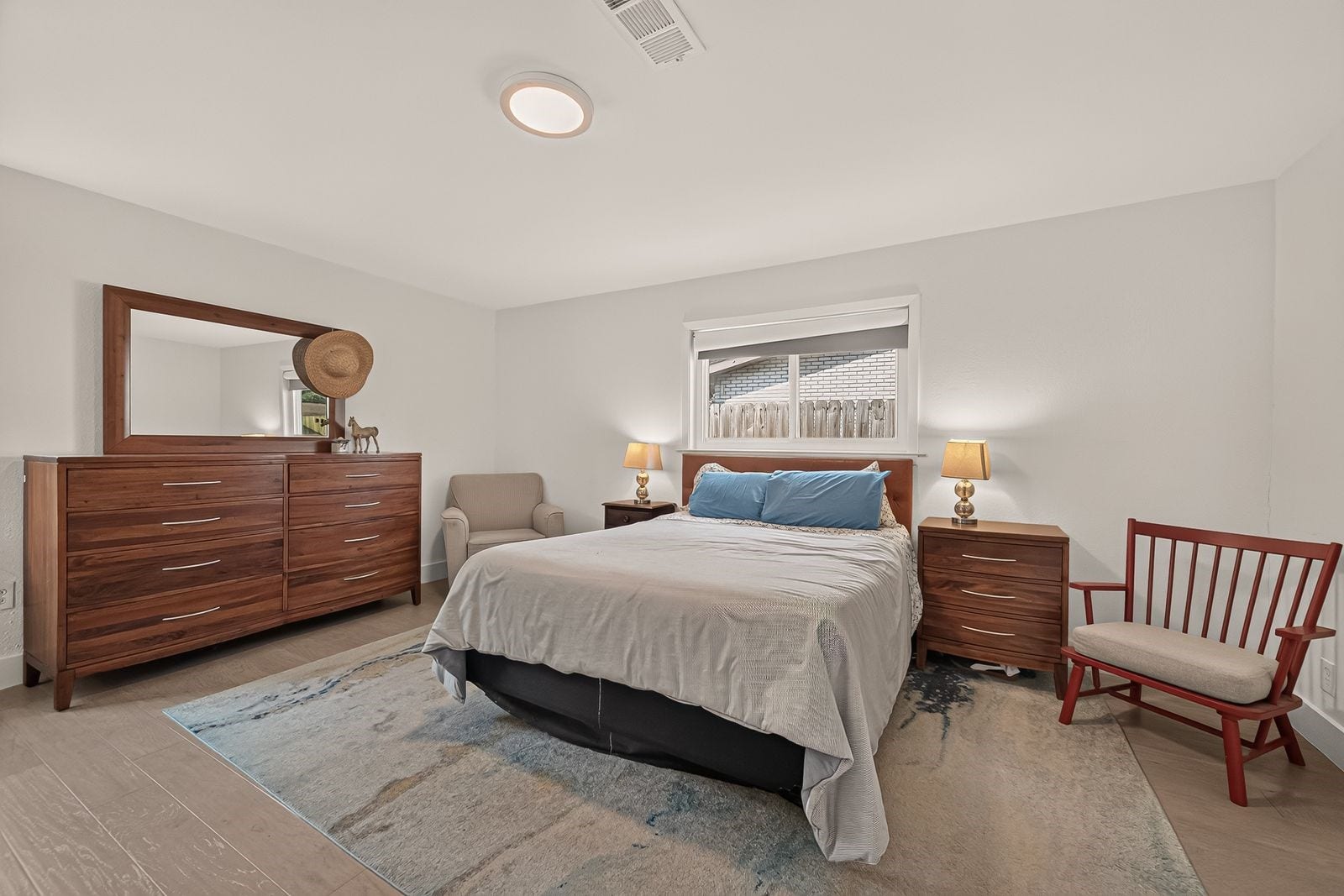 9538 Kerrwood Lane, Houston, TX 77080 The primary bedroom is situated away from the hustle and bustle of the main living areas. A private and cozy place to start and end your day.