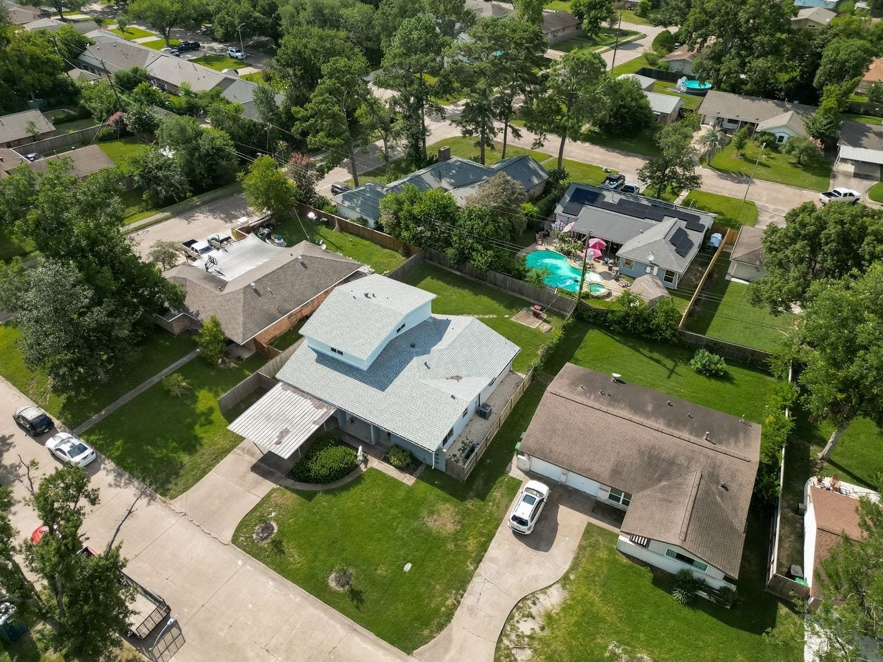 9538 Kerrwood Lane, Houston, TX 77080 No HOA and the home has never flooded per seller. These are two very good reasons to take a closer look at 9538 Kerrwood Lane.
