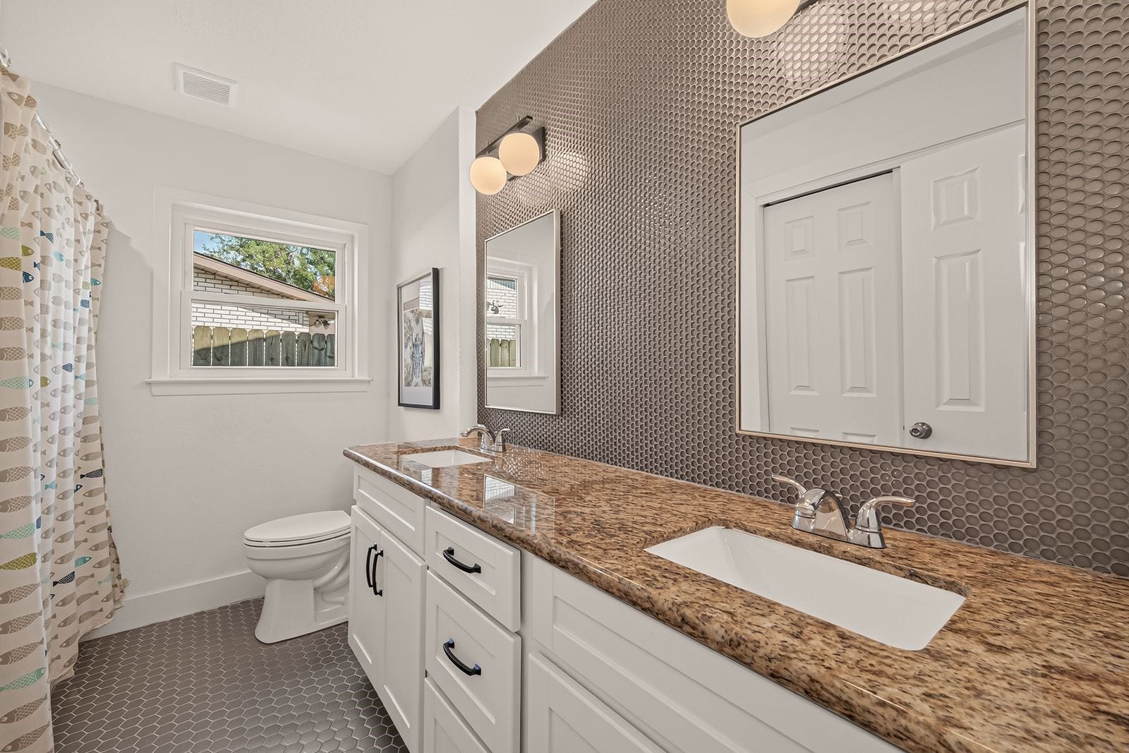 9538 Kerrwood Lane, Houston, TX 77080 The downstairs full bath with a tub/shower combo and double sinks.