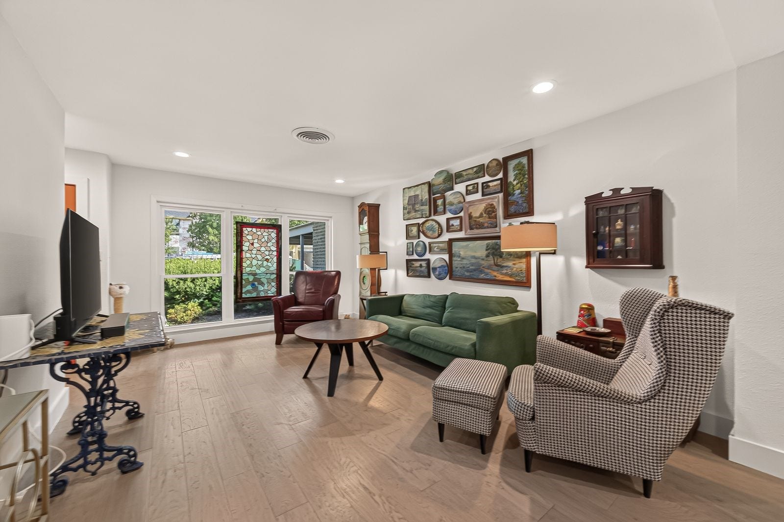 9538 Kerrwood Lane, Houston, TX 77080 Light and bright, this room can easily adapt to your choice of decor.