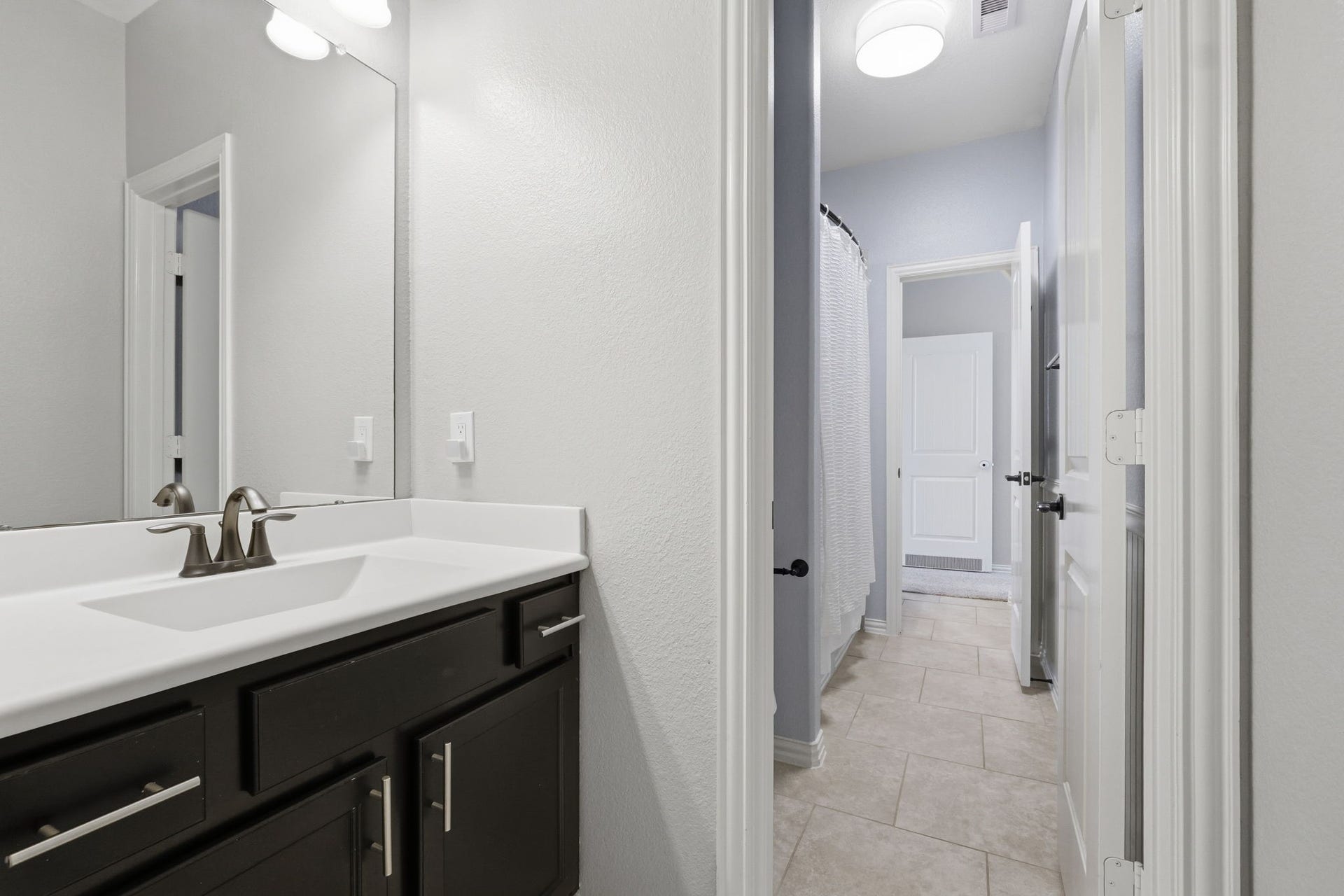 18014 Fernwood Bend Drive, Tomball, TX 77377 Jack and Jill bathroom