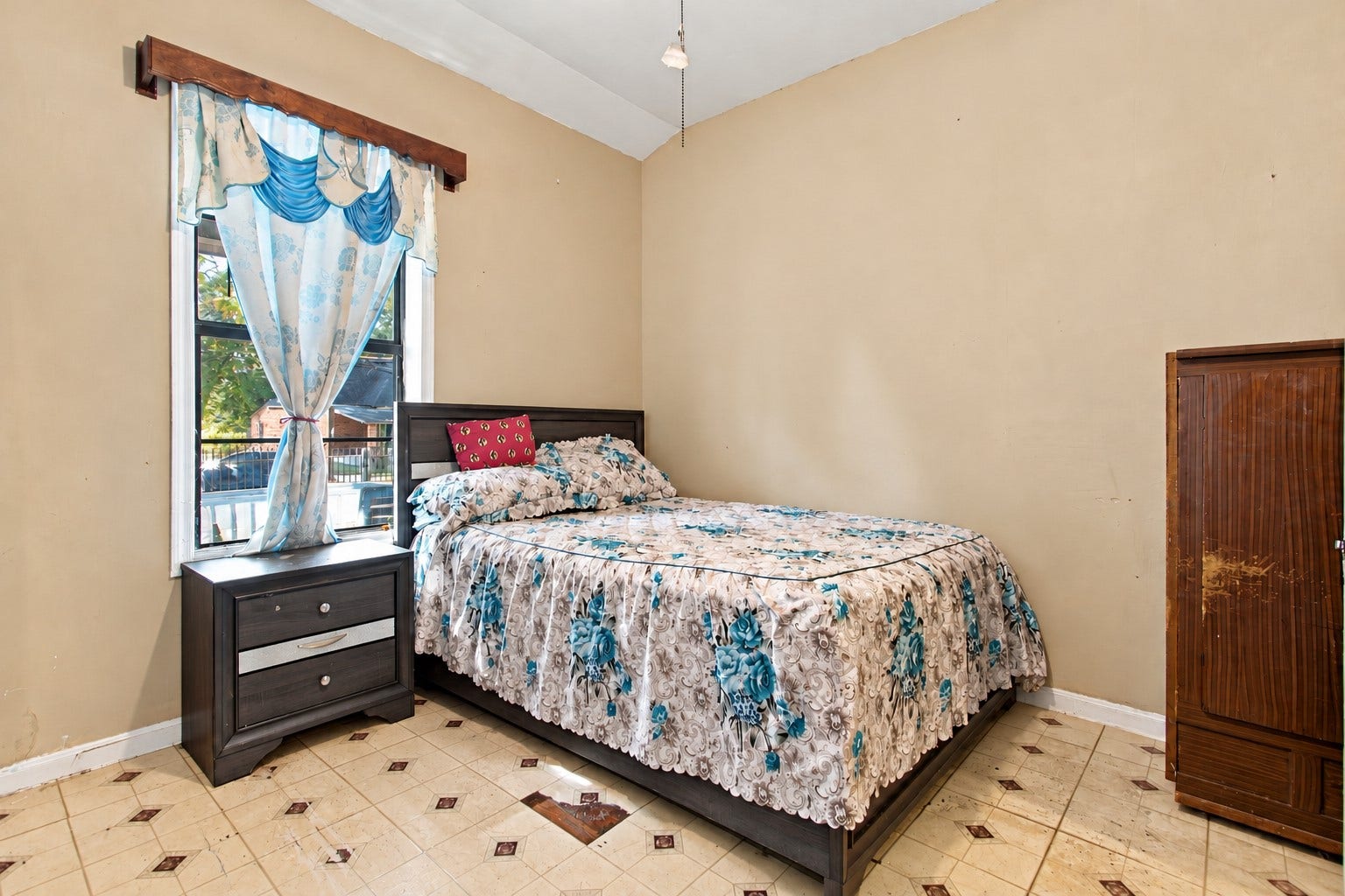 2120 Everett Street, Houston, TX 77009 Cozy bedroom featuring natural light, neutral-toned walls and patterned flooring.