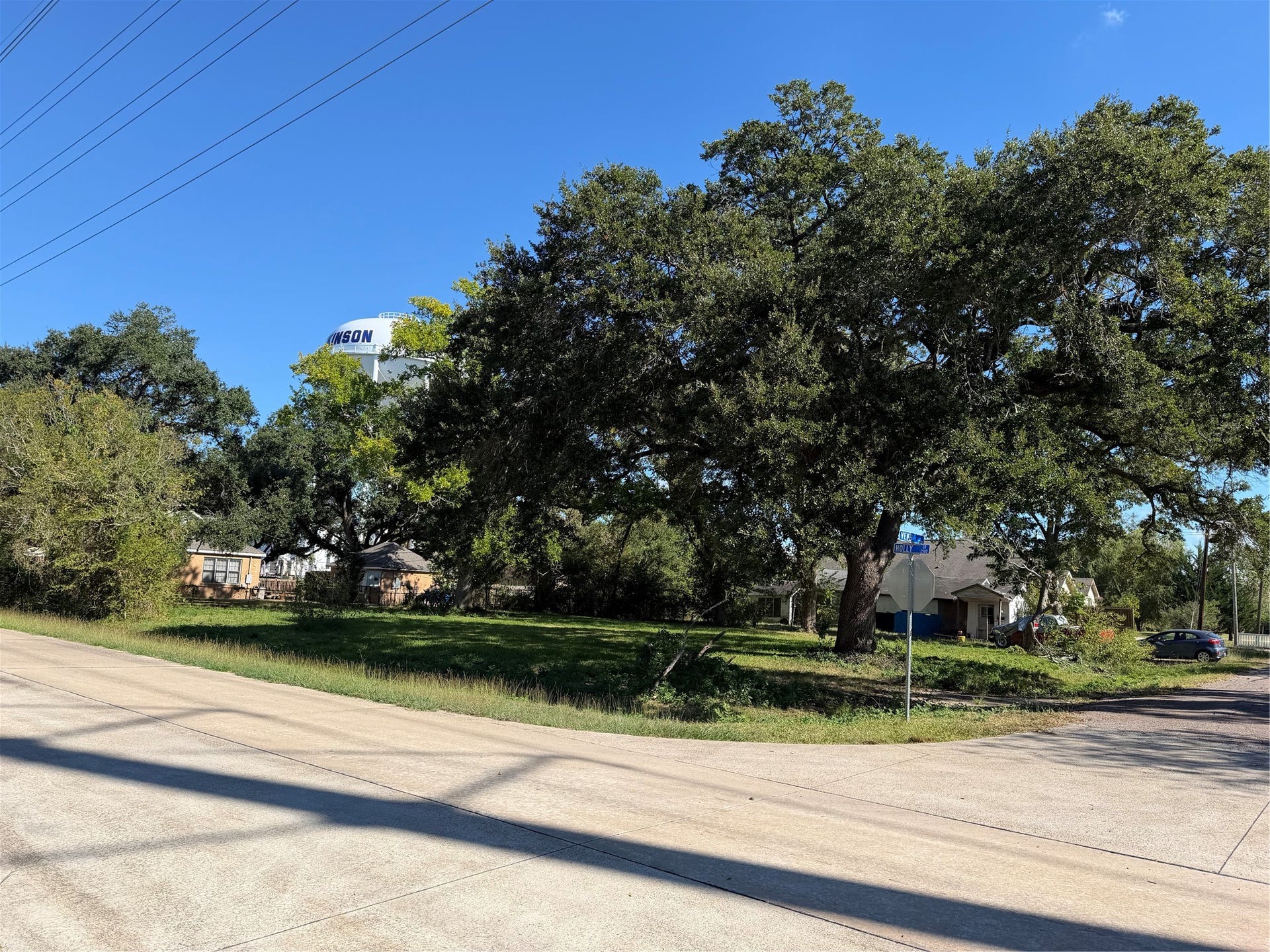 3705 Venze Street, Dickinson, TX 77539 Your Opportunity Starts Here!
A wonderful opportunity to own 12,960 sq. ft. of residential land in Dickinson. Public utilities are available, with new connections and meters required.