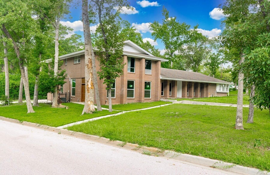 Property photo for 200 Broken Bough Lane, Conroe, TX