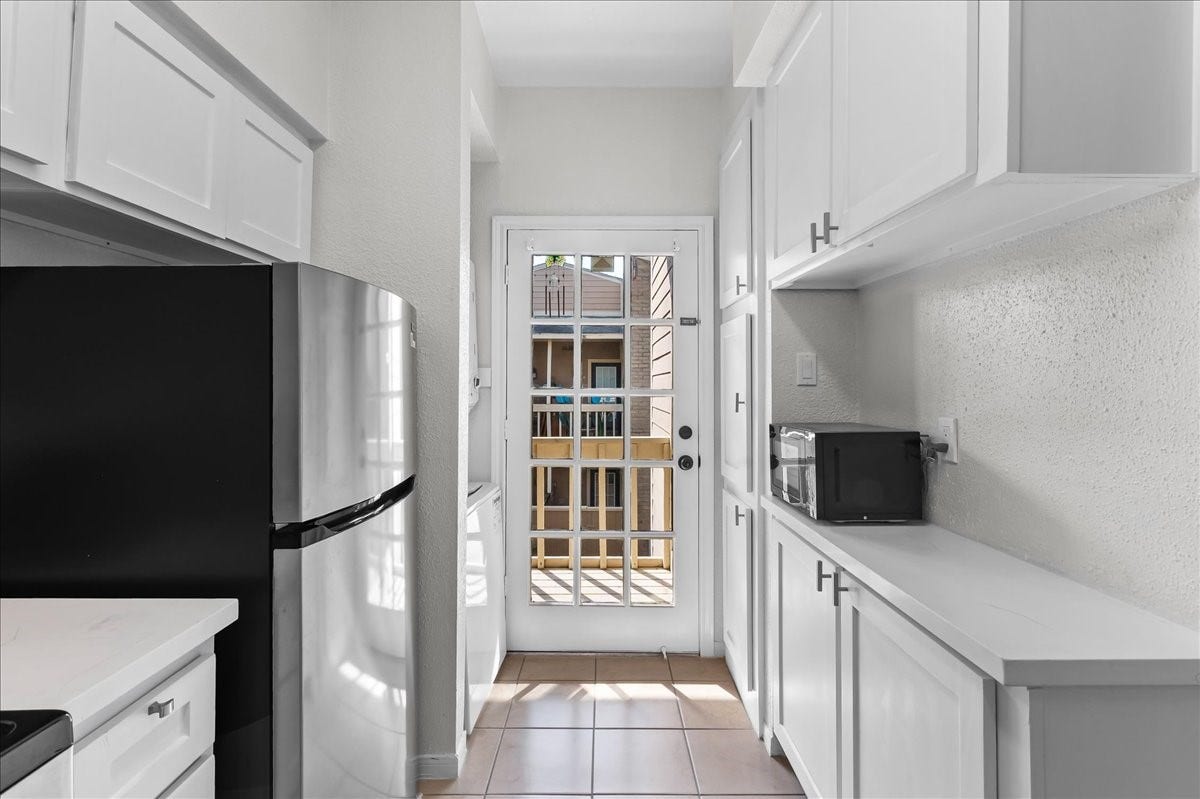 Opens up to balcony space
