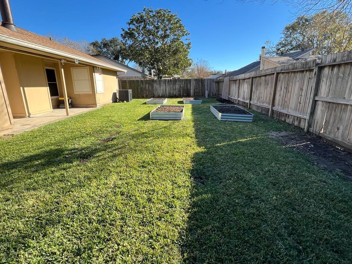 16806 Red Gully Drive, Sugar Land, TX 77498 Nice garden . Picture take on Jan.11, 2025.