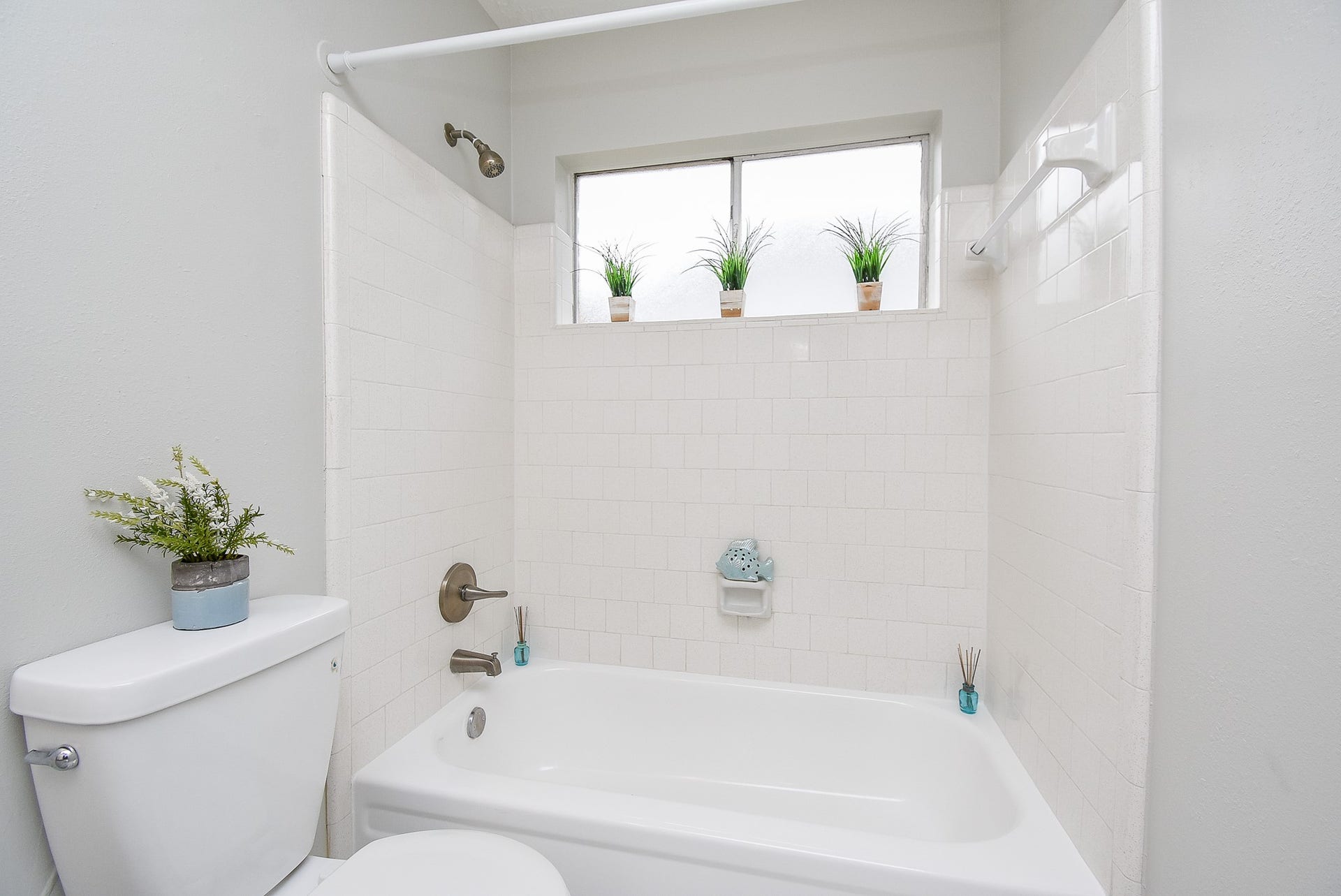16806 Red Gully Drive, Sugar Land, TX 77498 full guest bathroom