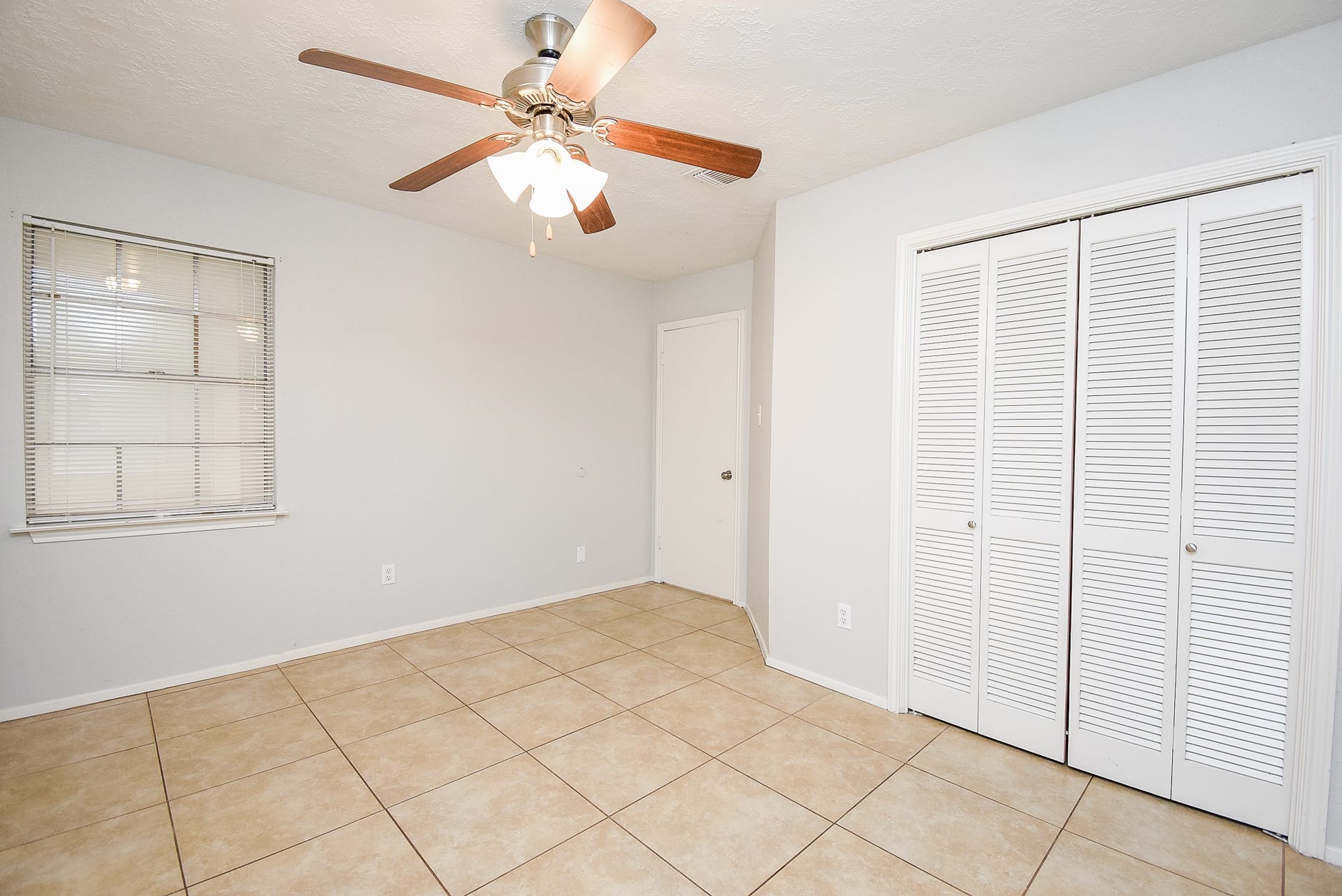 16806 Red Gully Drive, Sugar Land, TX 77498 Back guest bedroom