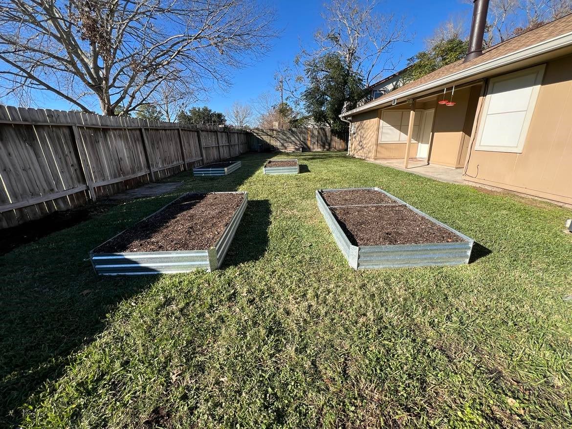 16806 Red Gully Drive, Sugar Land, TX 77498 Nice garden . Picture take on Jan.11, 2025.