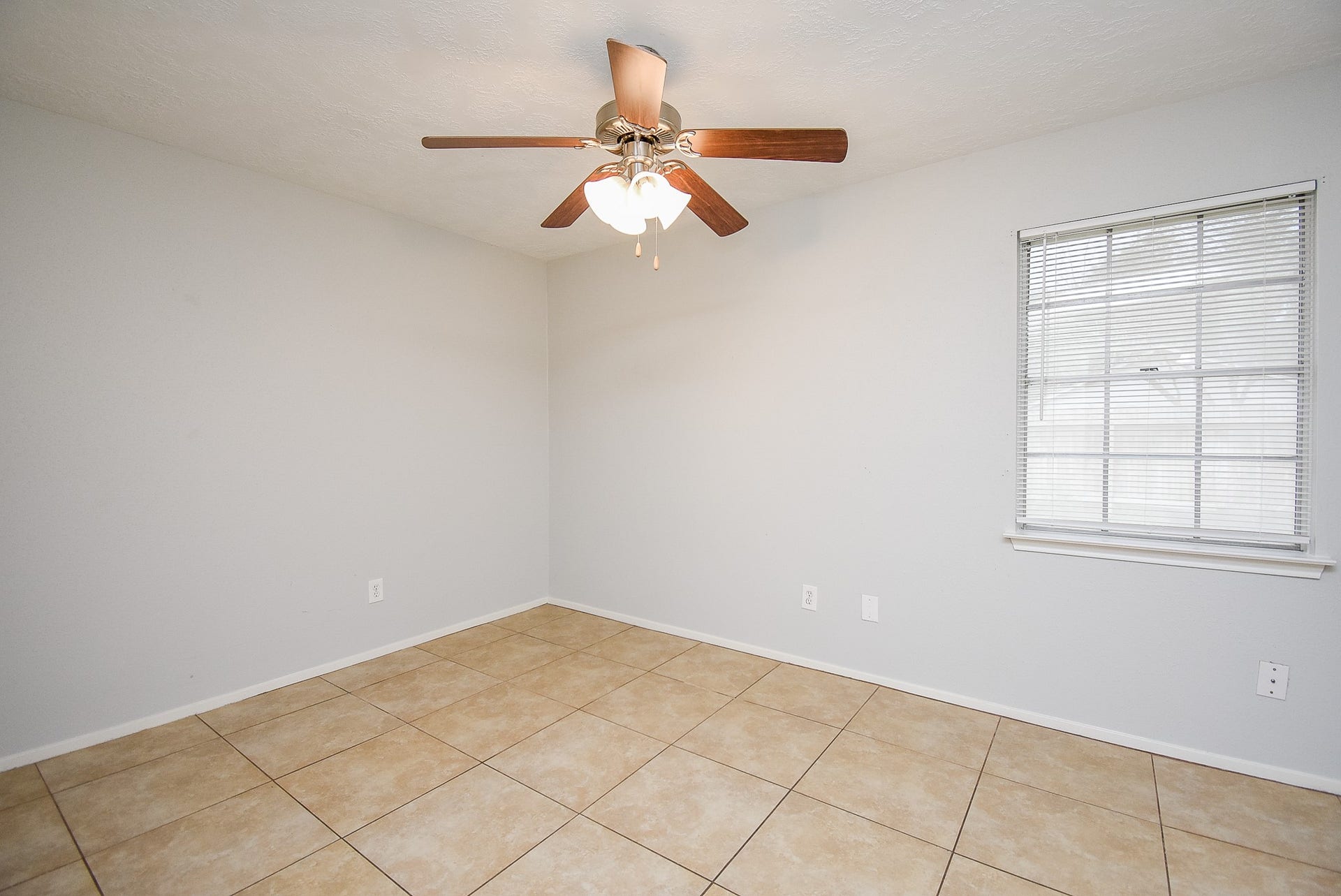 16806 Red Gully Drive, Sugar Land, TX 77498 Back guest bedroom