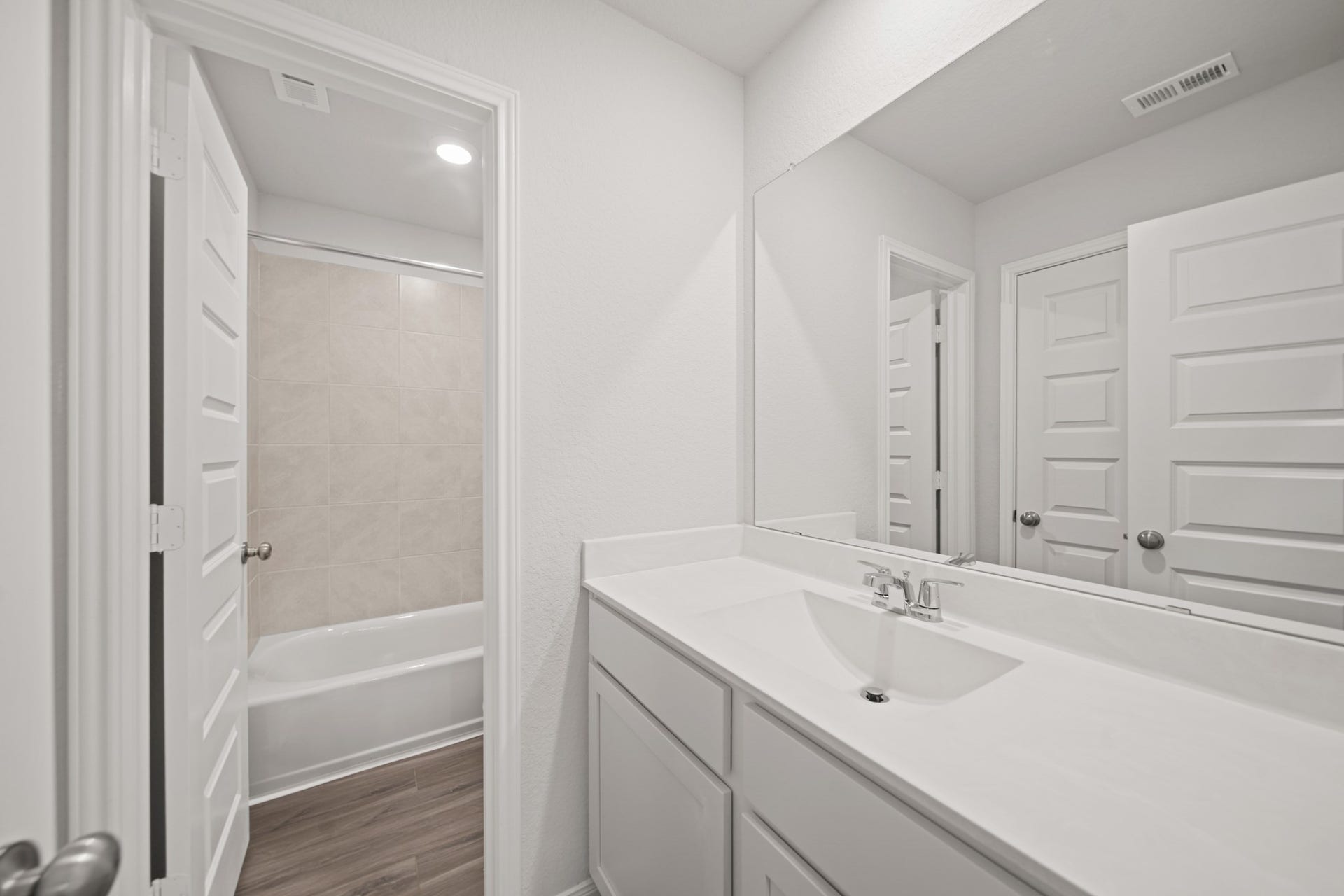 3061 Mustang Grove Way, Brookshire, TX 77423 Photos are a representation of the floor plan. Options and interior selections will vary.