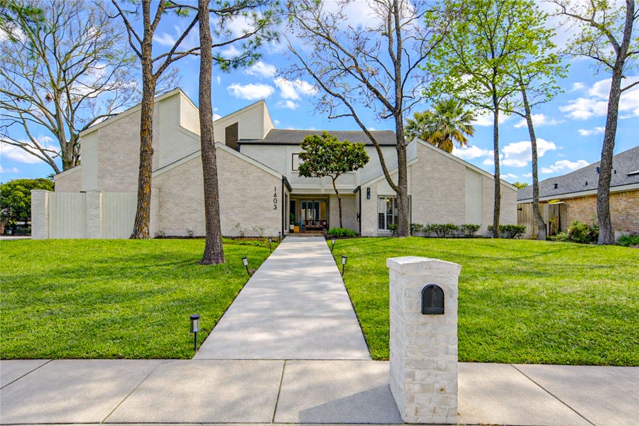 Property photo for 1403 E Brooklake Drive, Houston, TX