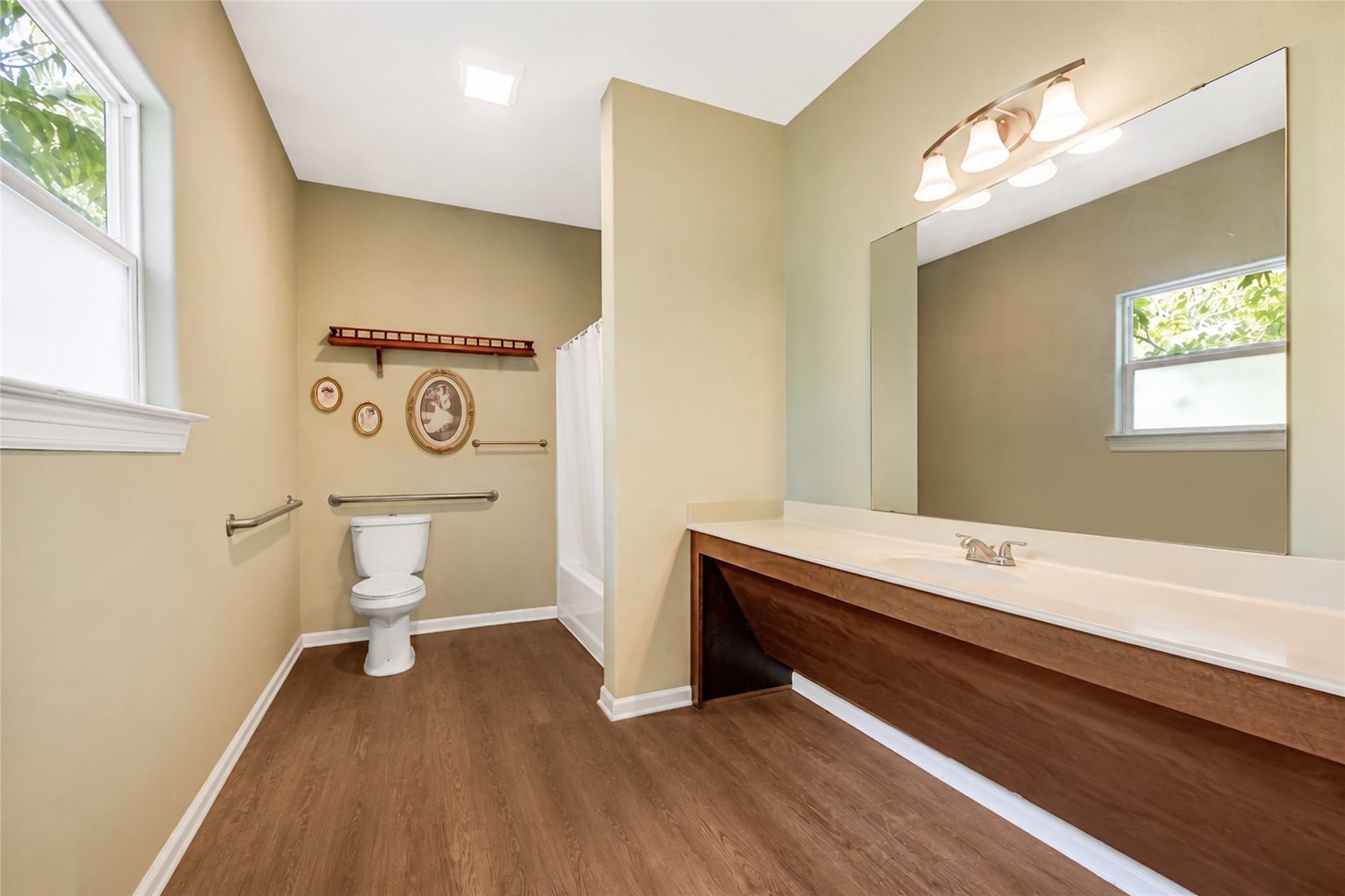 2329 Avenue D, San Leon, TX 77539 Primary Ensuite Bathroom