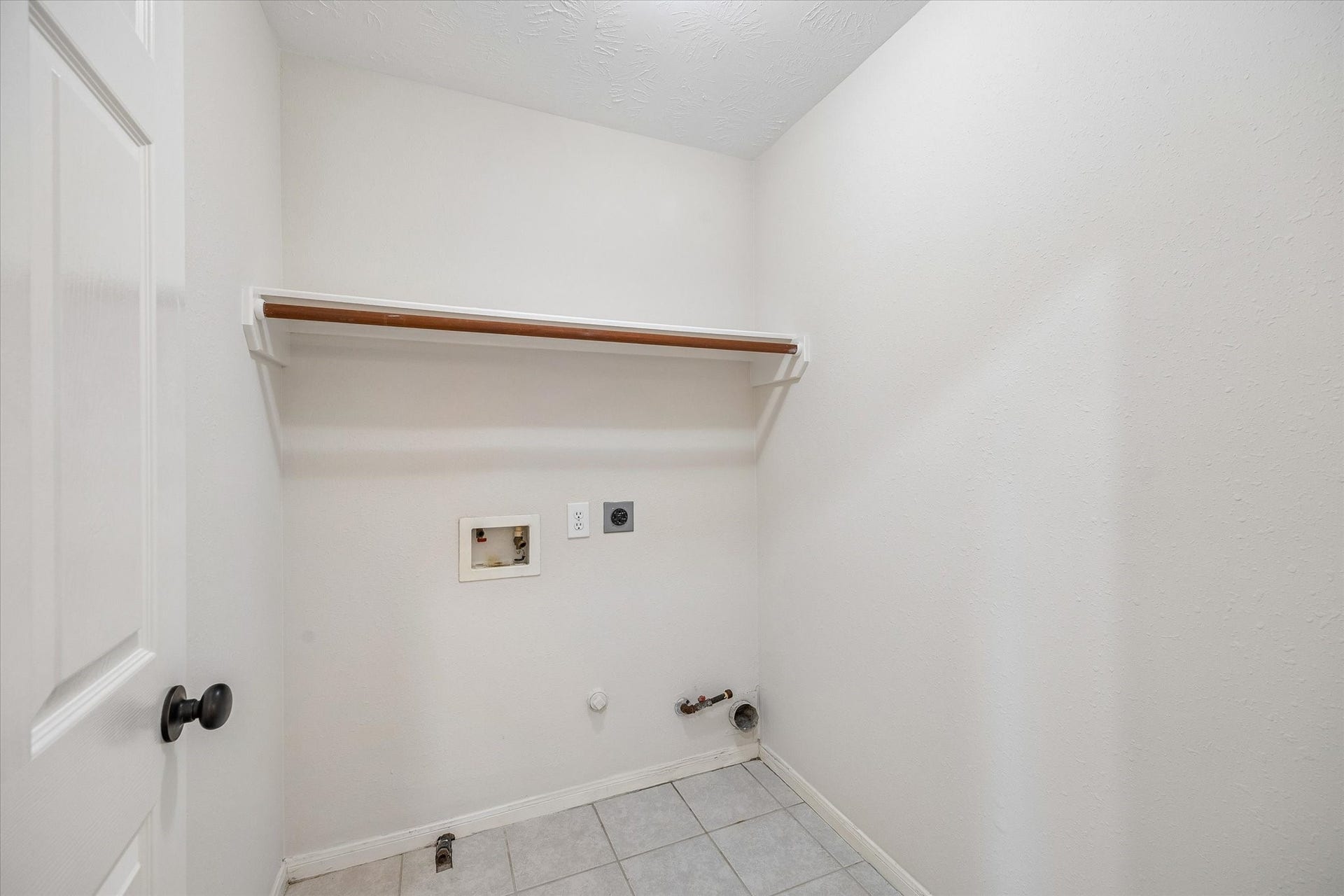 11 Merryvale Drive, The Woodlands, TX 77382 Conveniently located on the second level, the dedicated laundry space offers added convenience and functionality.