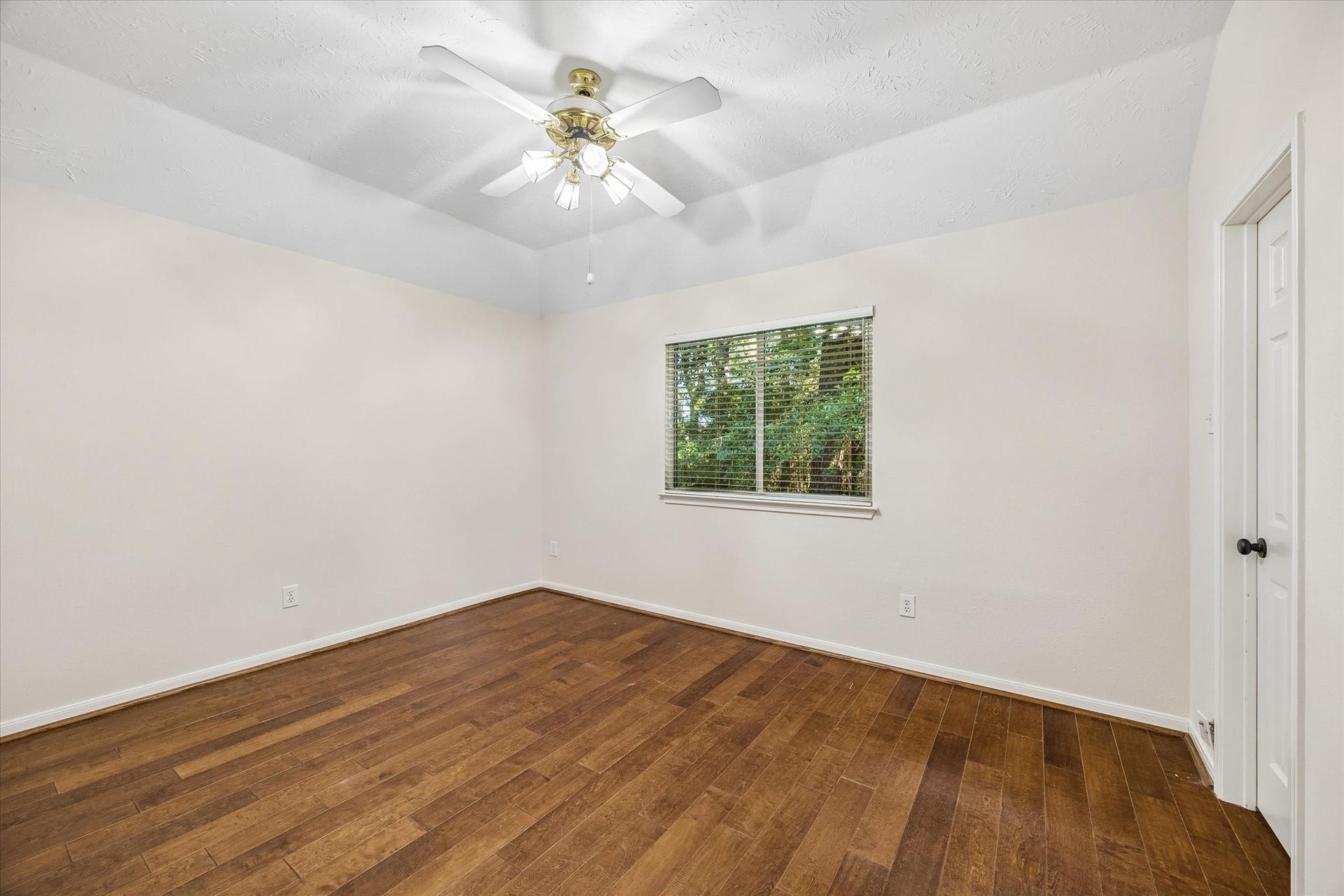 11 Merryvale Drive, The Woodlands, TX 77382 Another view of one of the secondary bedrooms up!